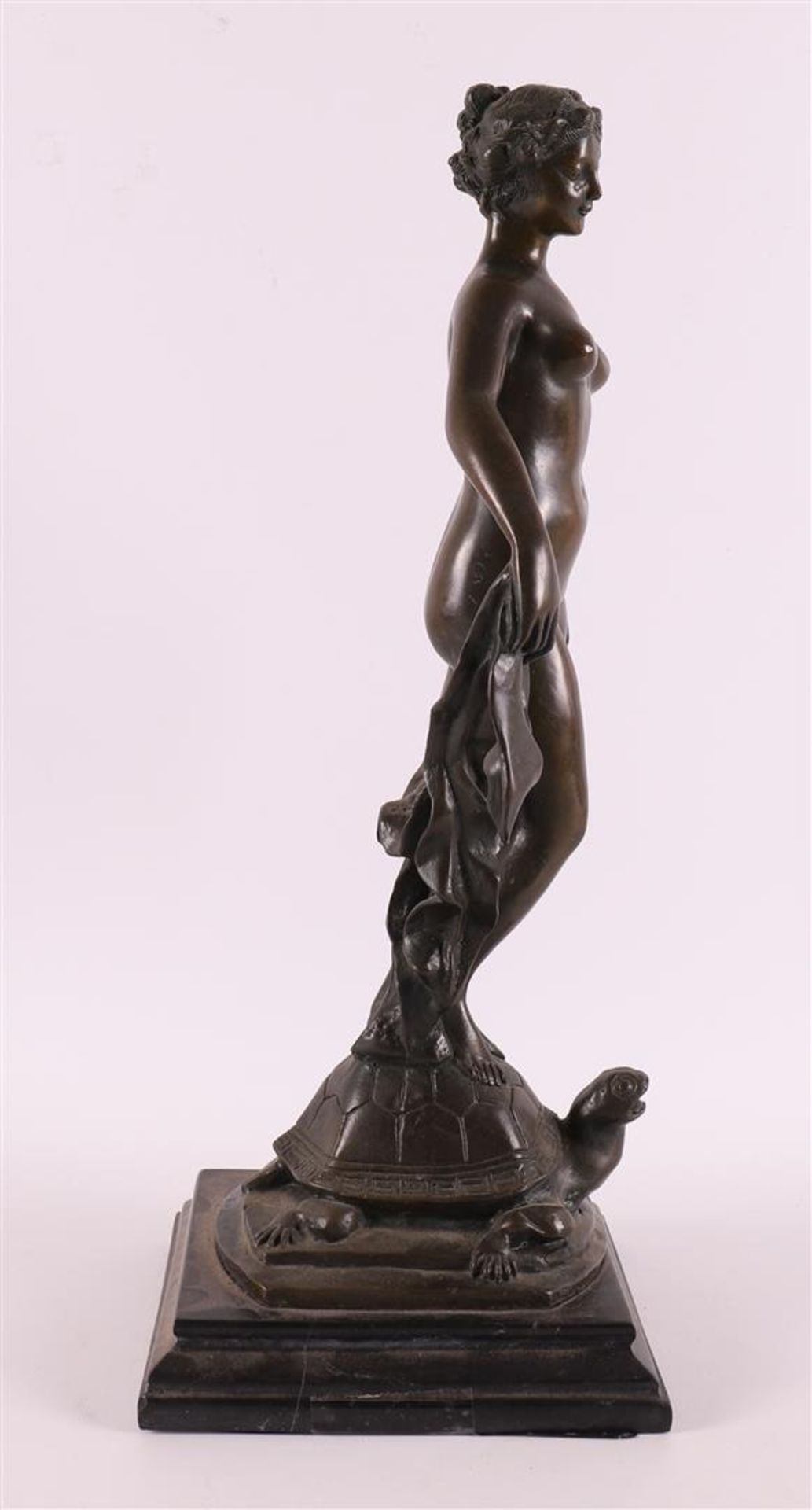 A brown patinated bronze sculpture of a female nude on tortoiseshell, 21st centu - Bild 5 aus 5