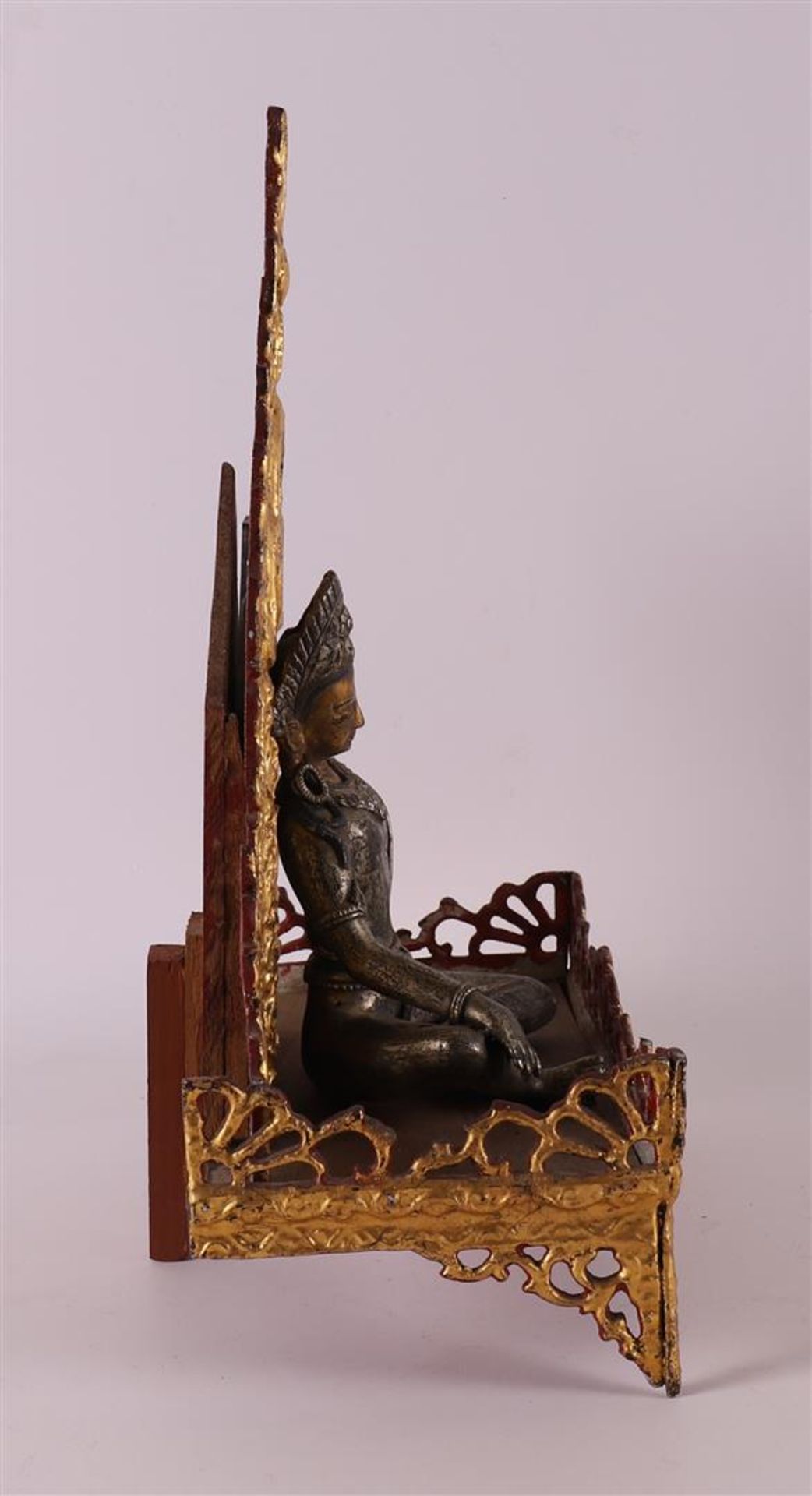 A silver-plated bronze Buddha on a loose gilded throne, India, 19th/20th century - Image 5 of 5
