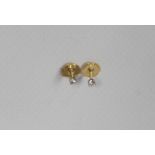 A pair of 18 kt gold stud earrings with 2 brilliant cut diamonds.