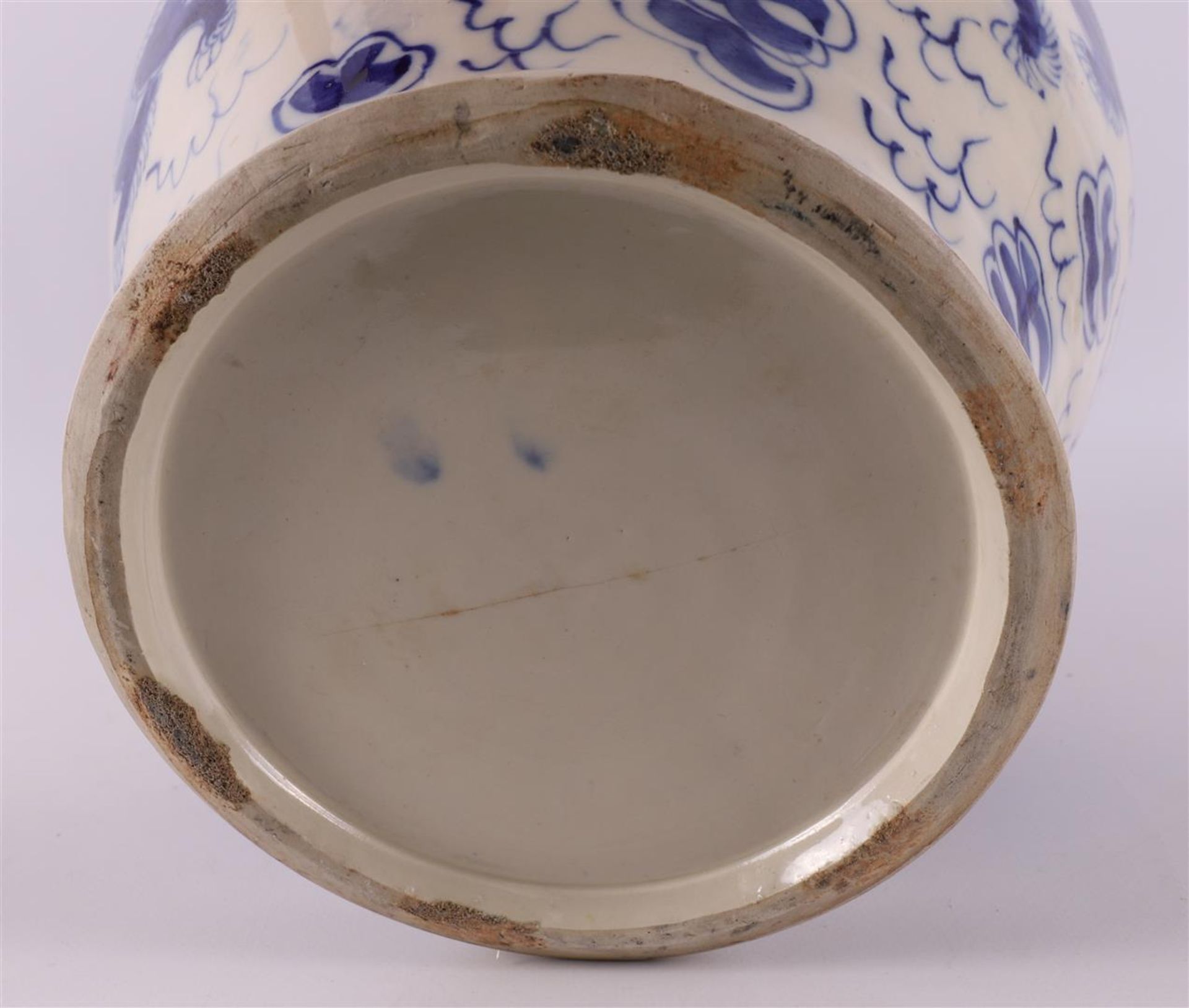 A blue/white porcelain vase with cover, China, 19th century. - Bild 8 aus 11