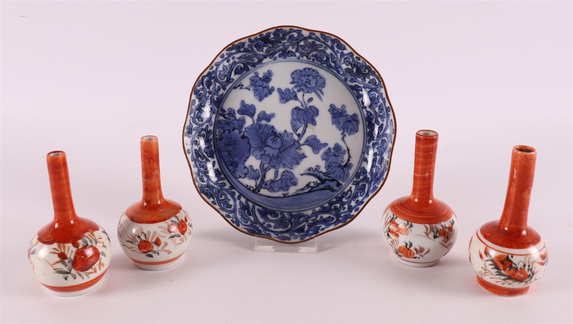 A blue/white porcelain pattipan, Japan, 19th century.