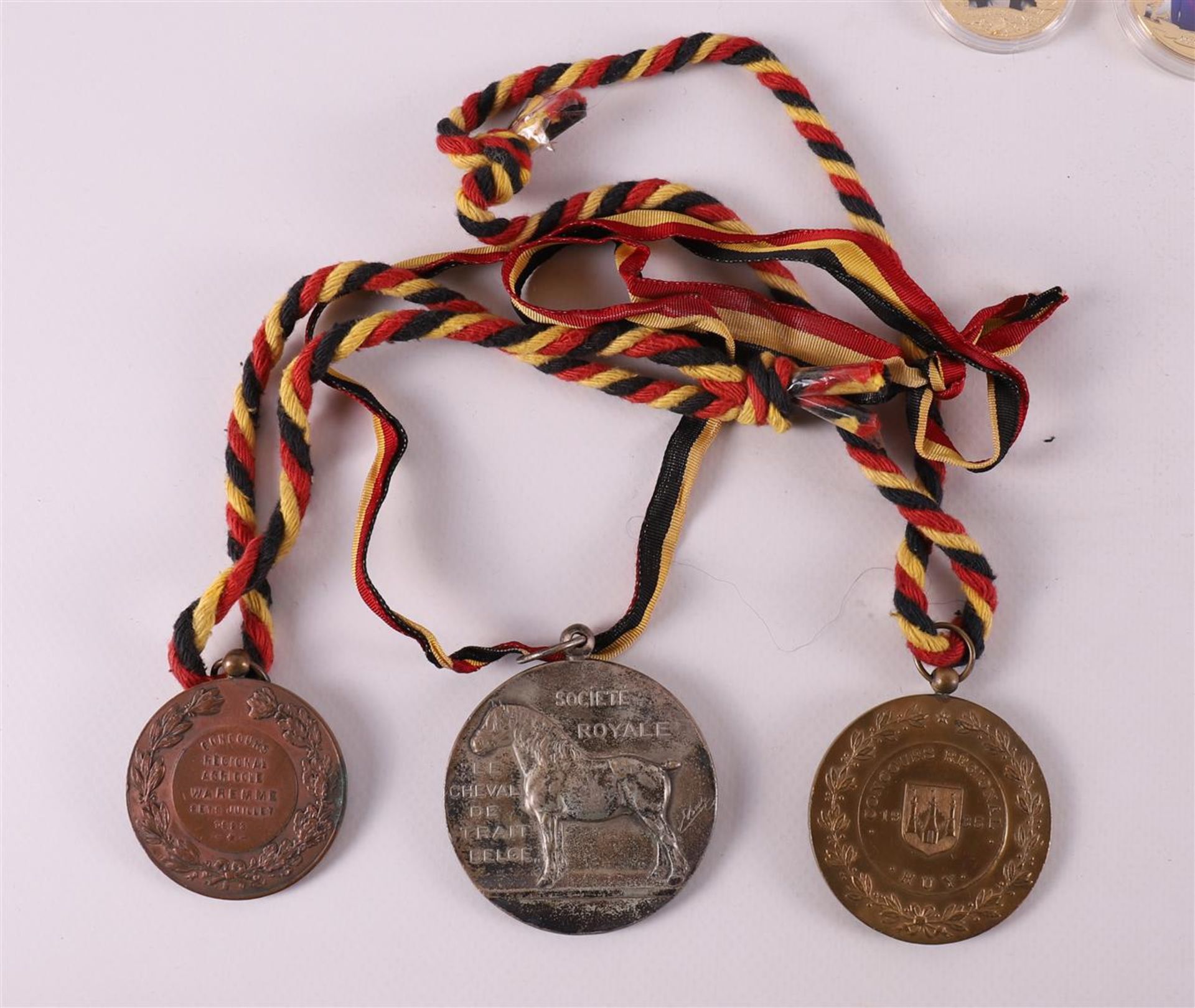A collection of 50 pieces of various tokens and medals. - Bild 5 aus 11