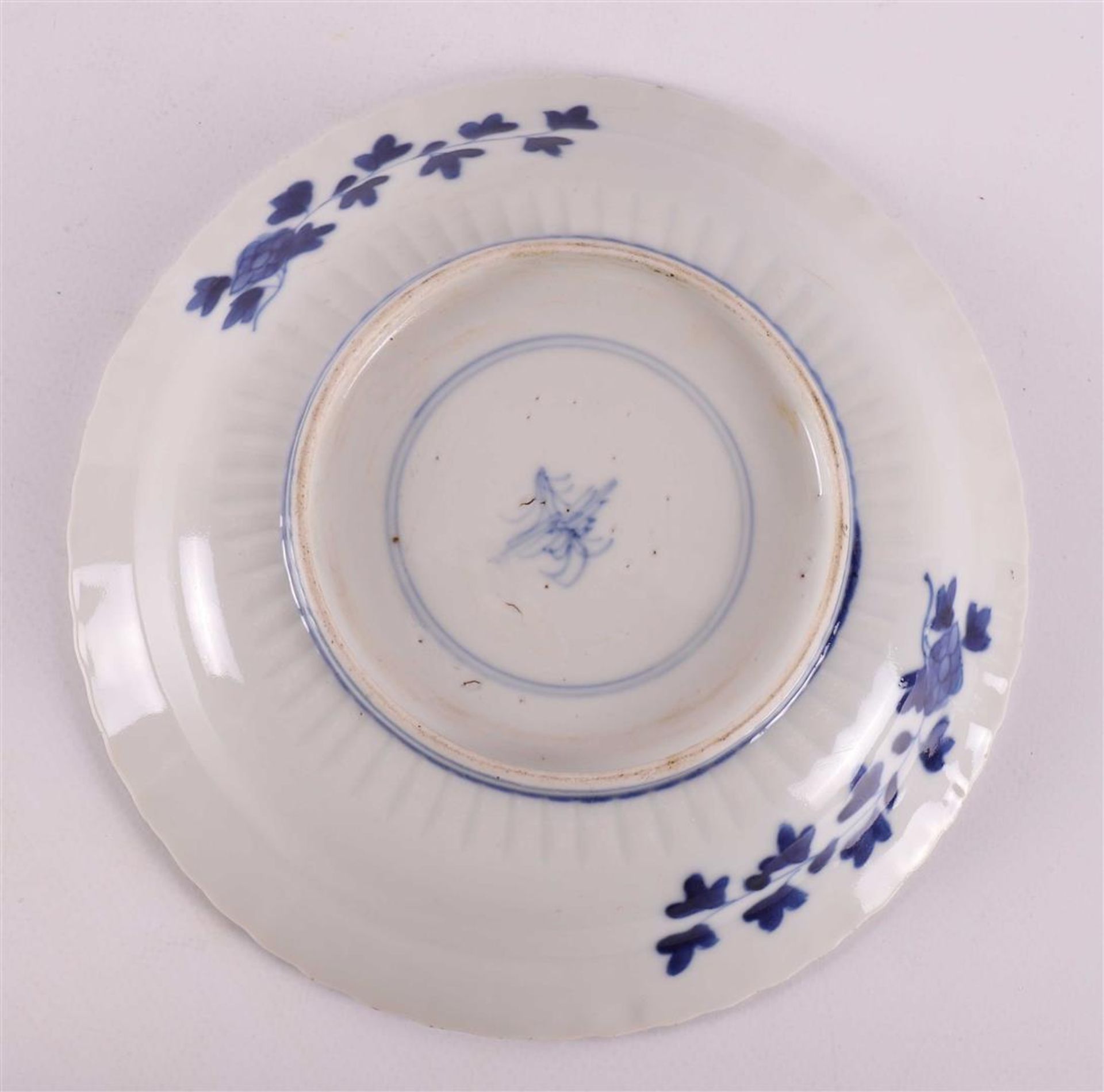 A blue/white porcelain contoured dish, China, Kangxi, around 1700. - Bild 3 aus 4