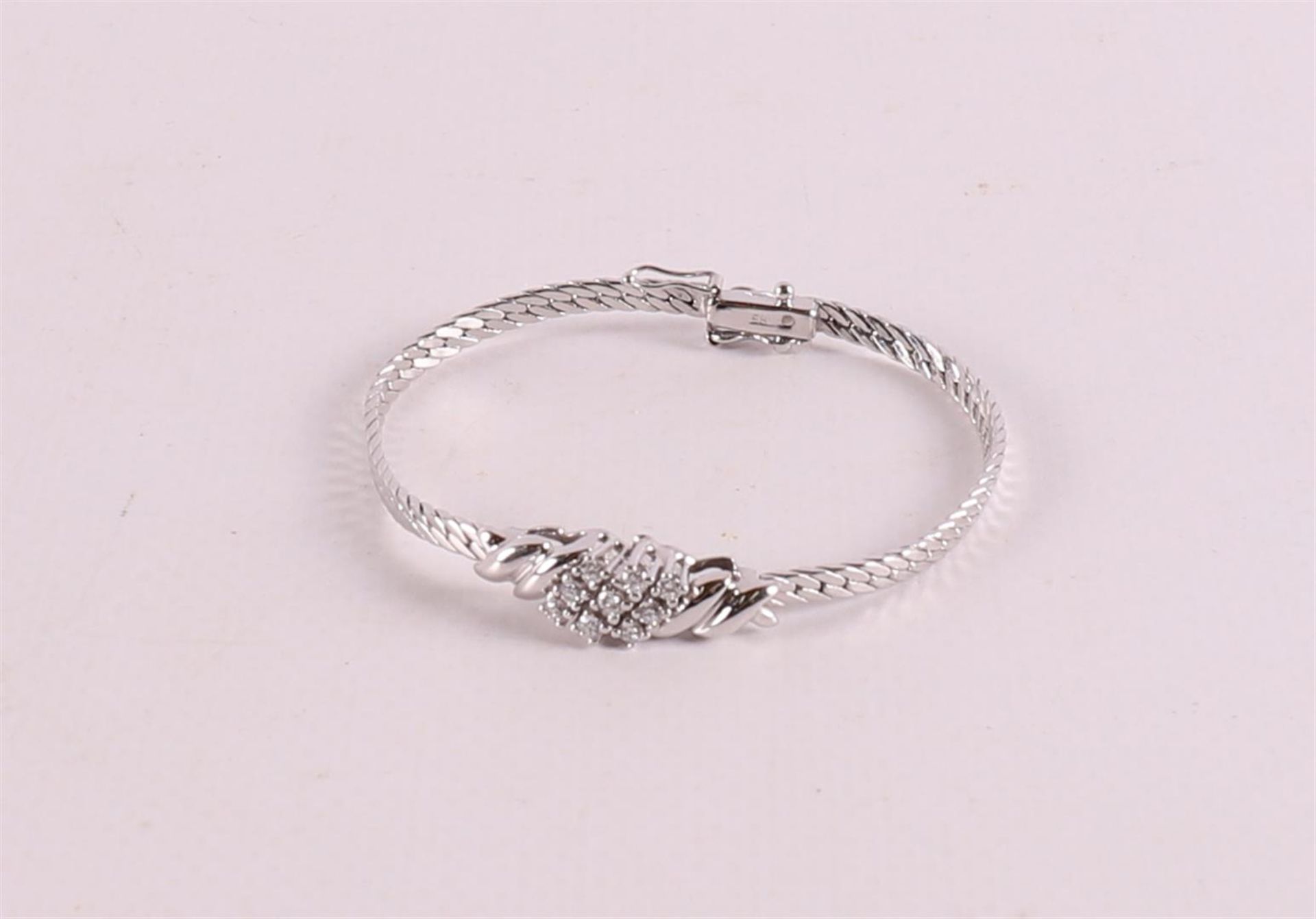 A 14 kt white gold bracelet with 9 diamonds.