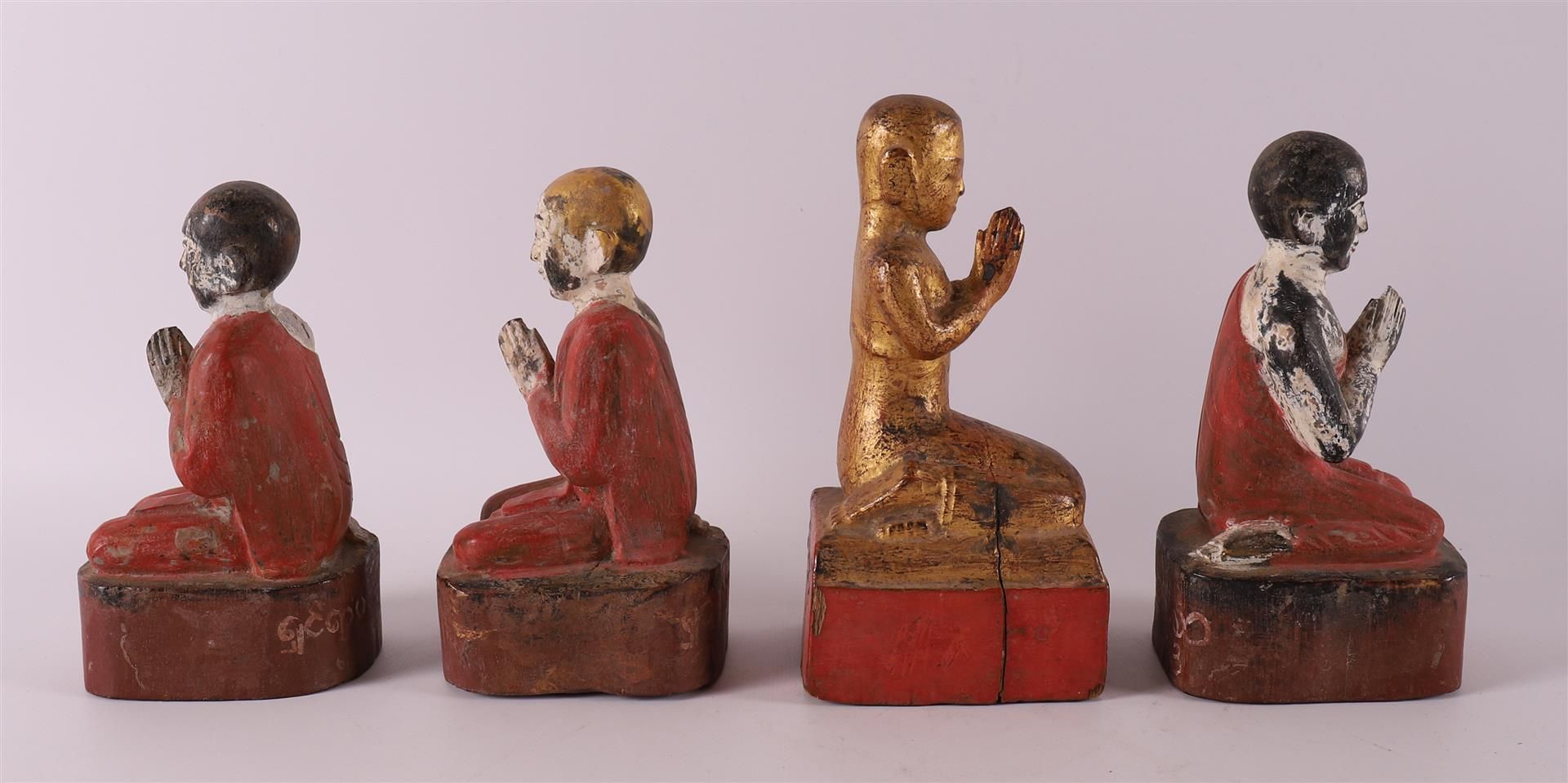 A series of carved wooden Burmese Buddhist monks, 19th/20th century - Bild 4 aus 5