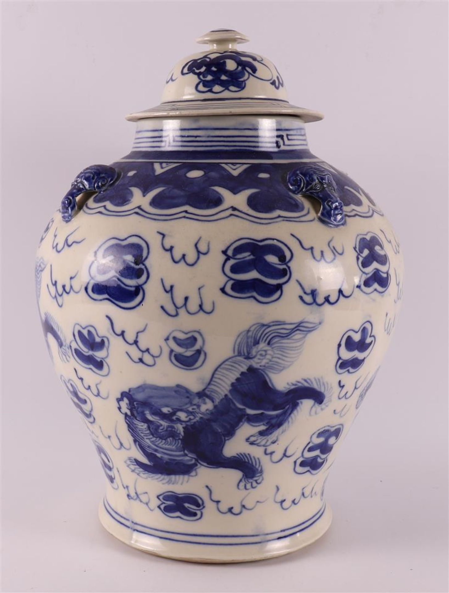 A blue/white porcelain vase with cover, China, 19th century.