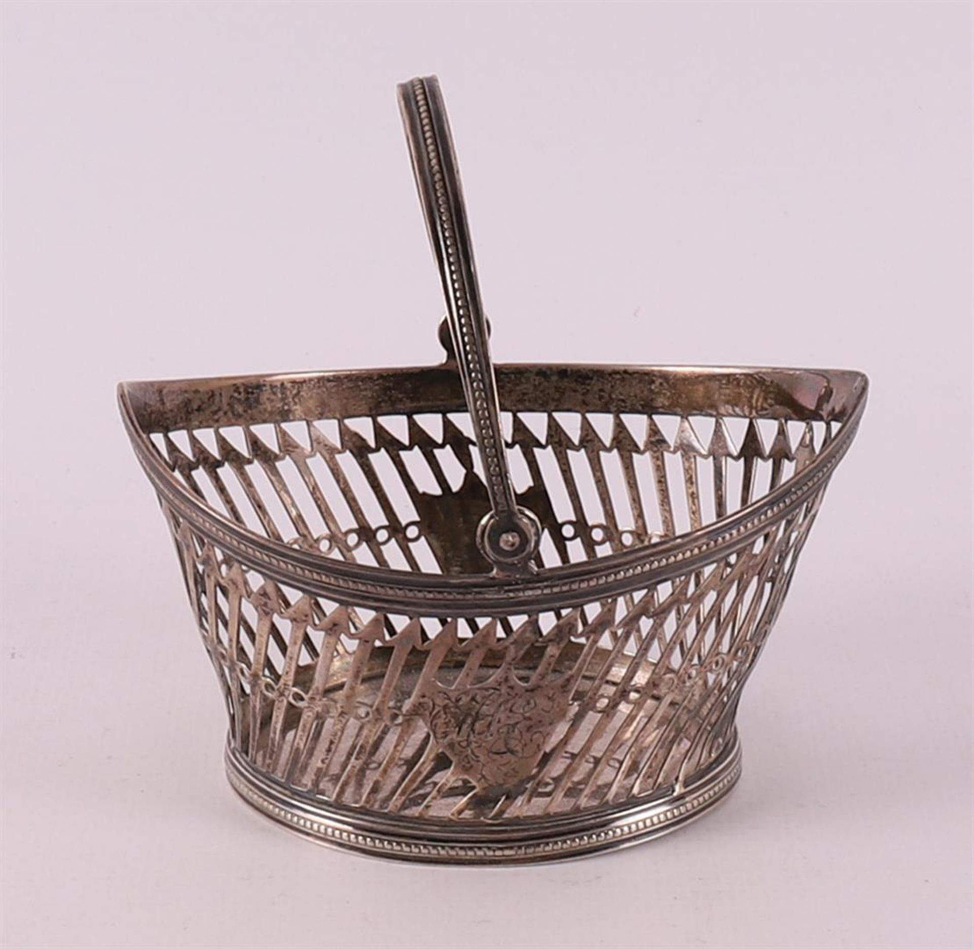 A second grade 835/1000 ajourned silver boat-shaped chocolate basket, 19th centu - Bild 2 aus 4