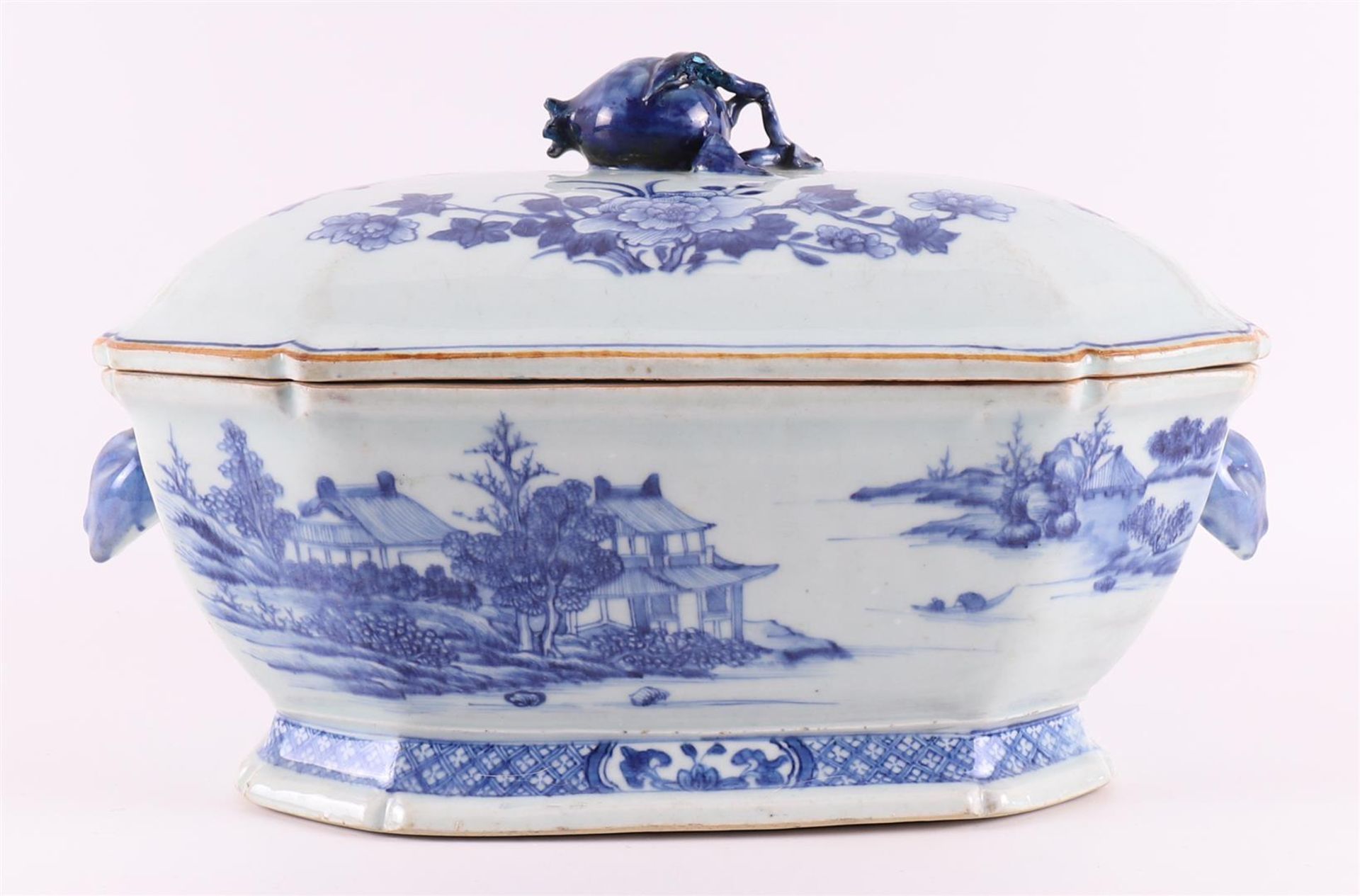 A blue/white porcelain tureen, China, Qianlong, 18th century. - Image 4 of 12
