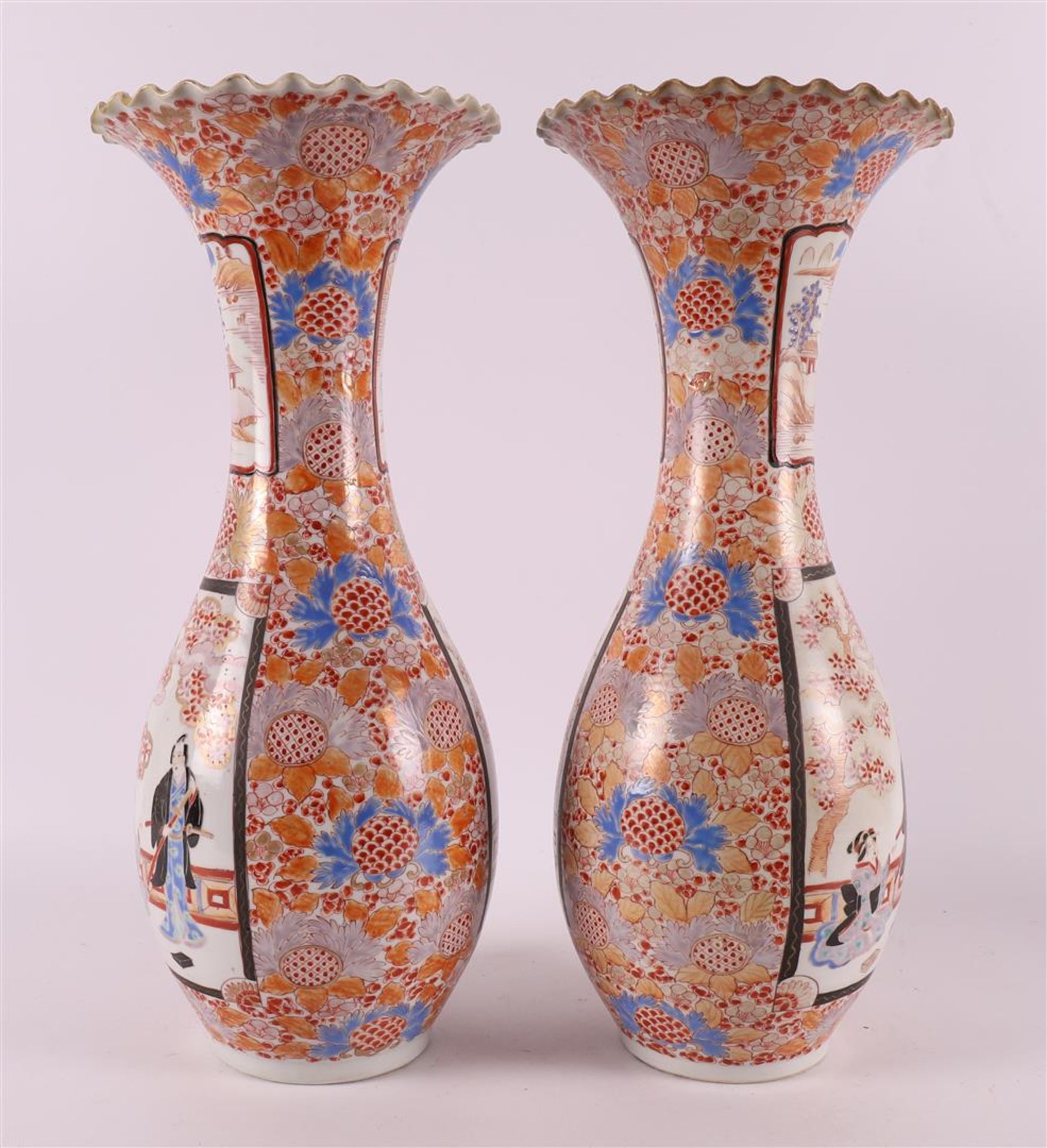 A pair of baluster-shaped porcelain vases with scalloped neck edge, Japan, Meiji - Bild 4 aus 6
