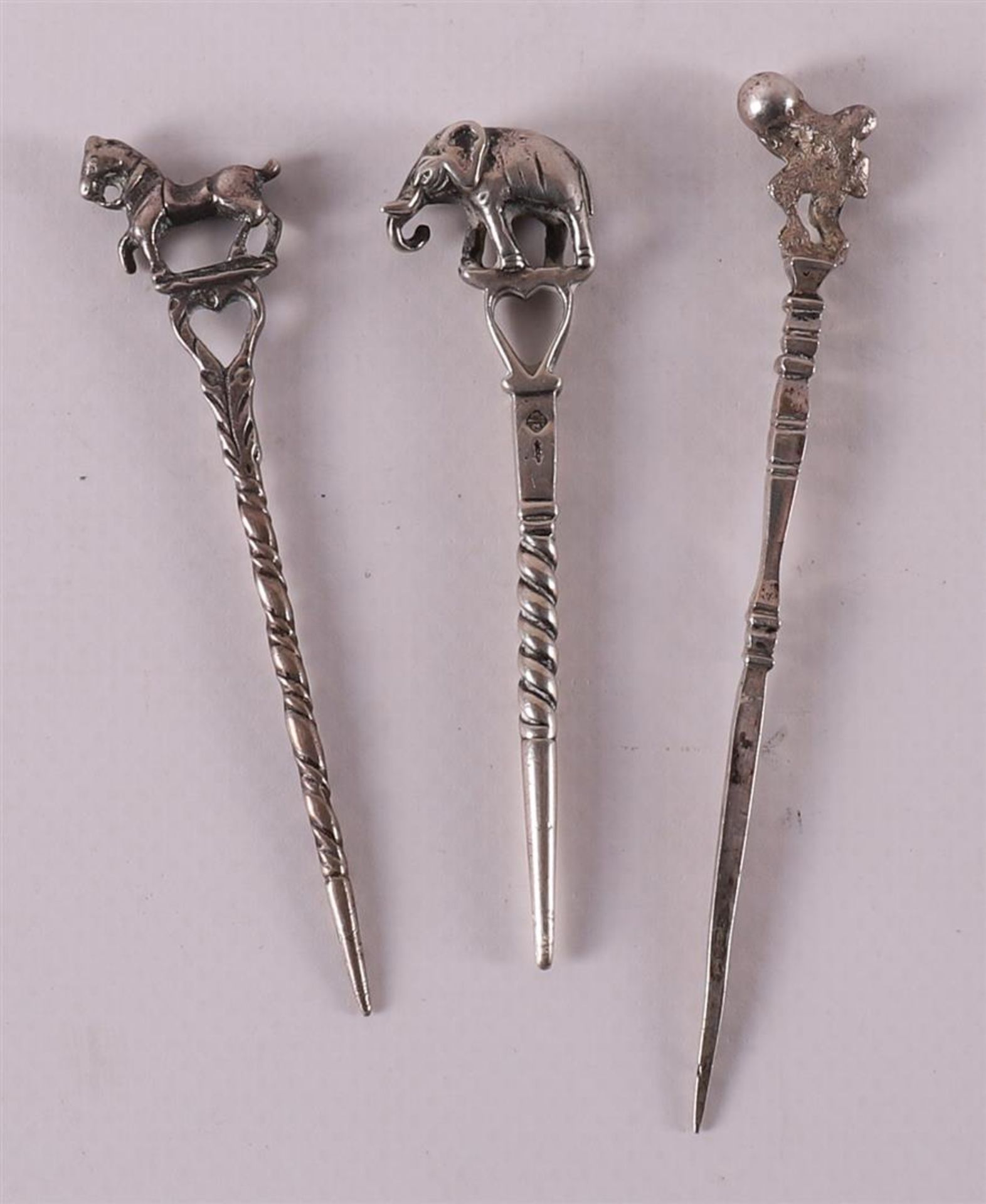 Two second grade 835/1000 silver pipe sticks, 19th/20th century. - Bild 2 aus 2