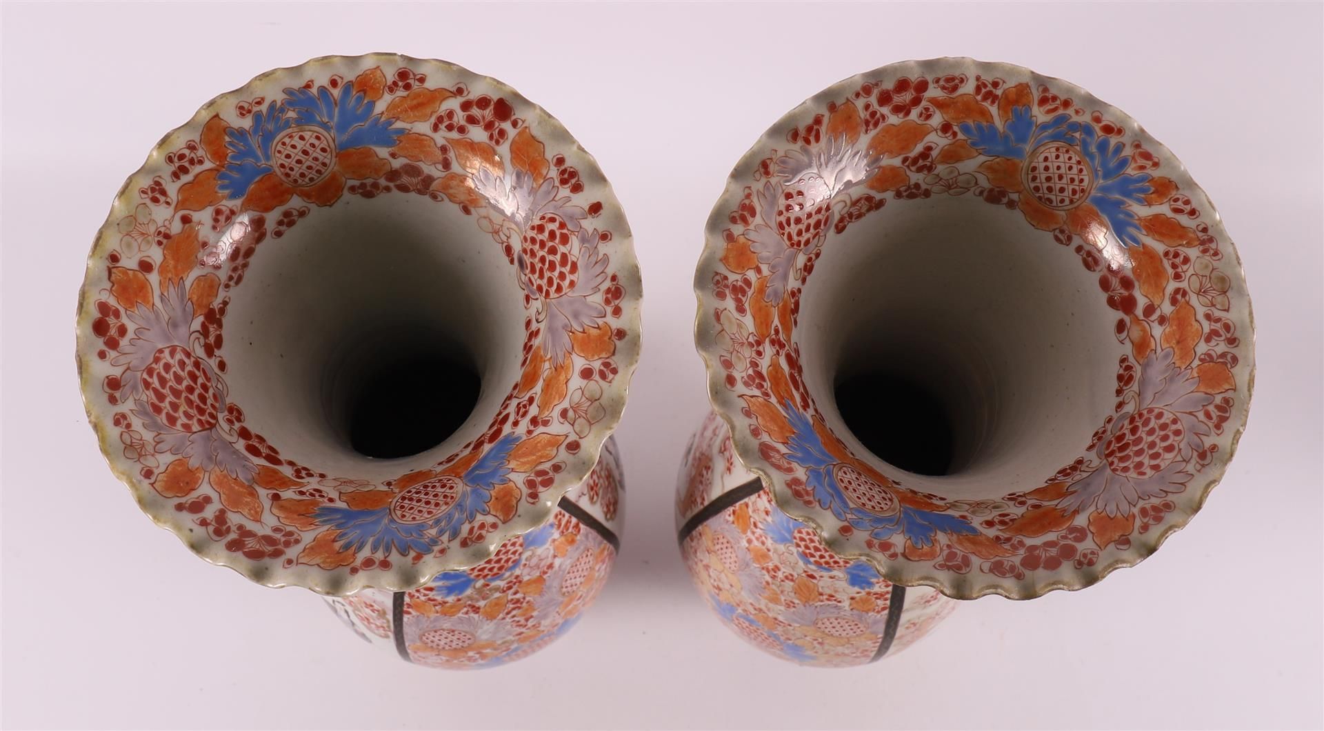 A pair of baluster-shaped porcelain vases with scalloped neck edge, Japan, Meiji - Bild 5 aus 6