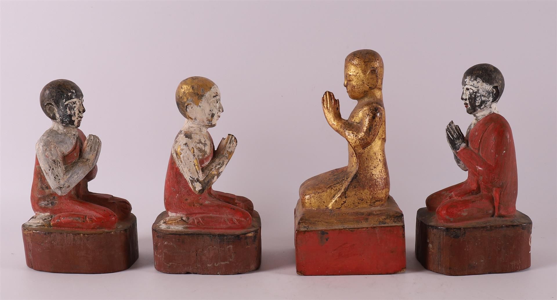 A series of carved wooden Burmese Buddhist monks, 19th/20th century - Bild 3 aus 5