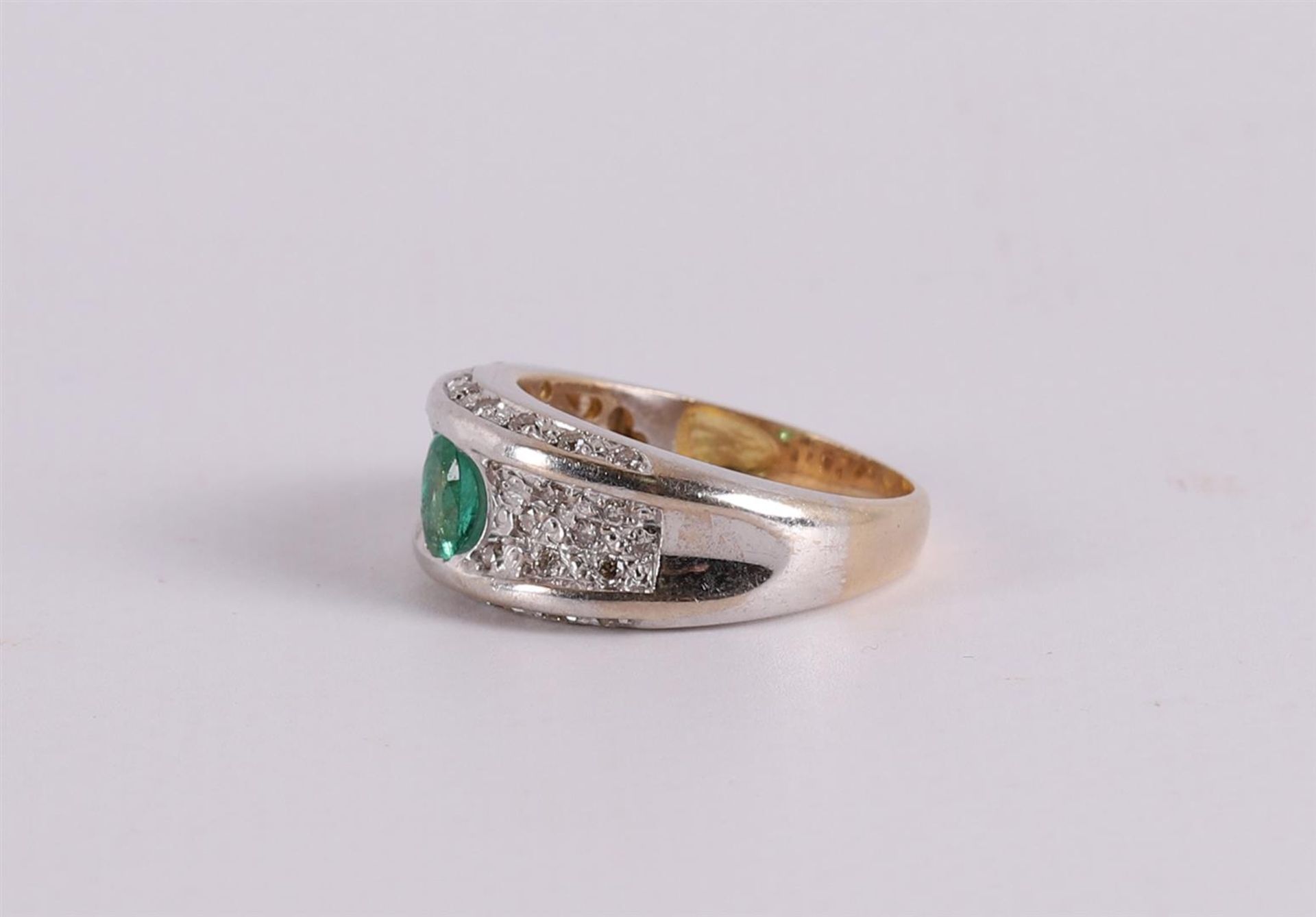 An 18 kt gold band ring with an oval facet cut emerald - Bild 2 aus 2