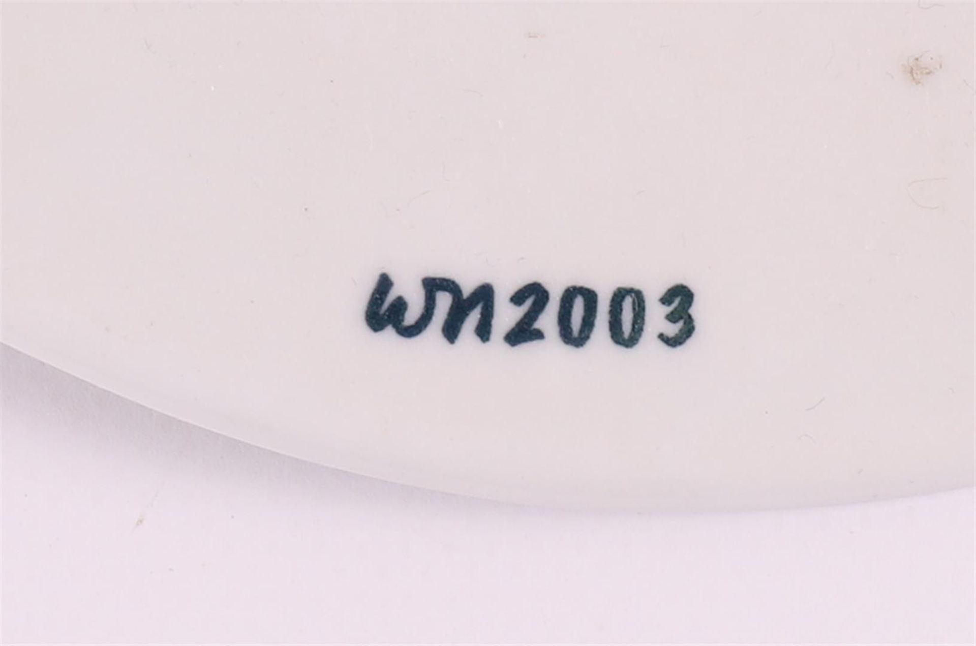 A white porcelain fruit bowl 'fruit and fire', design: Willem Noyons. - Bild 3 aus 3