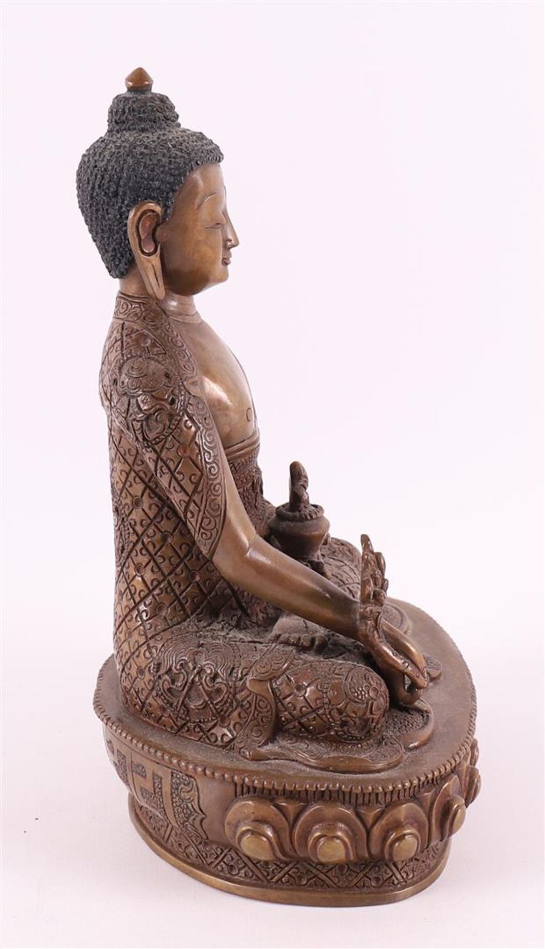 A bronze seated Buddha in lotus position on lotus crown, India, 20th century - Bild 3 aus 4