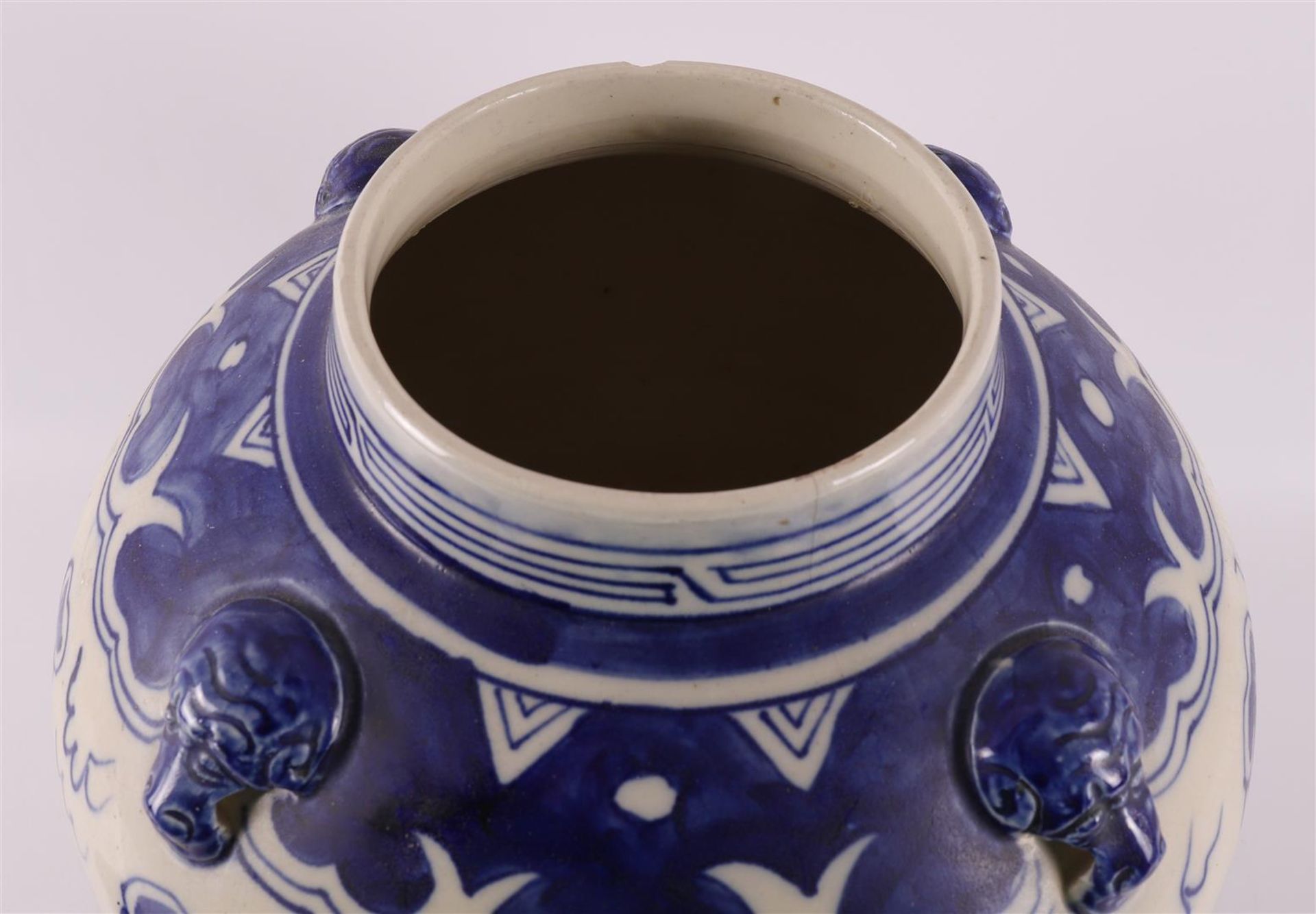 A blue/white porcelain vase with cover, China, 19th century. - Bild 5 aus 11