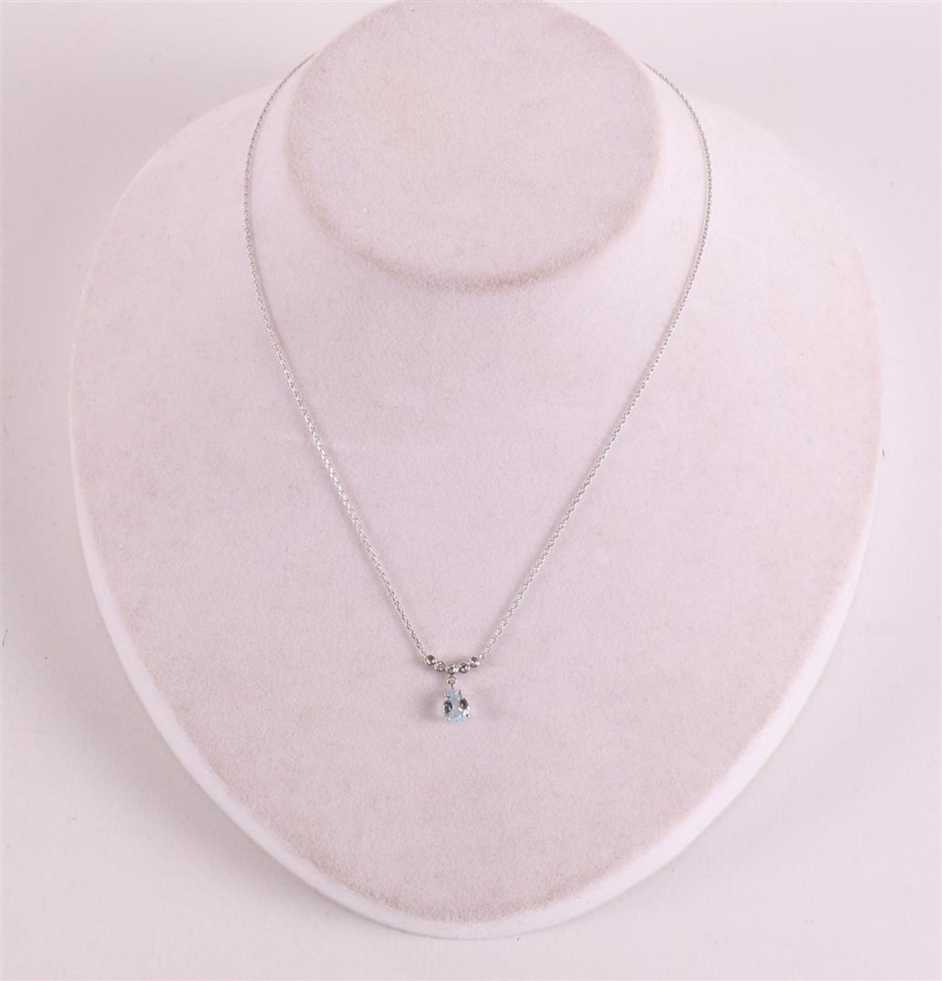 An 18 kt white gold anchor necklace with a pear-shaped cut aquamarine. - Bild 3 aus 3