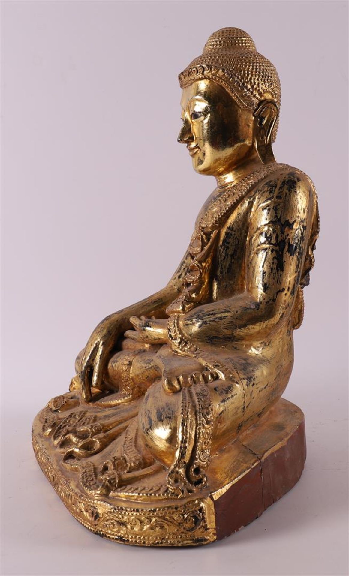 A carved wooden gilded sitting Buddha, Thailand, 20th/21st century. - Bild 4 aus 4