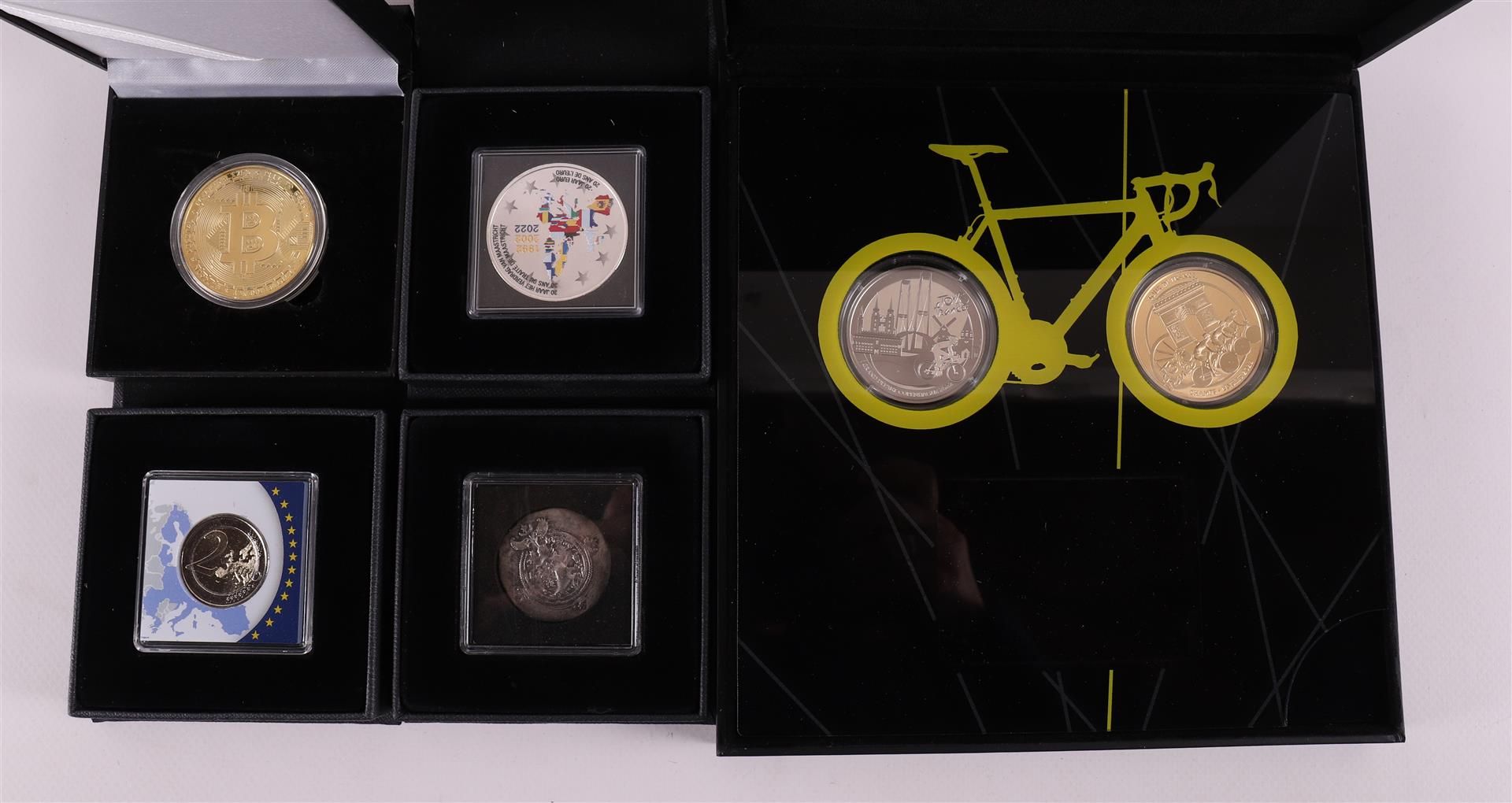 A collection of 50 pieces of various tokens and medals. - Image 9 of 11