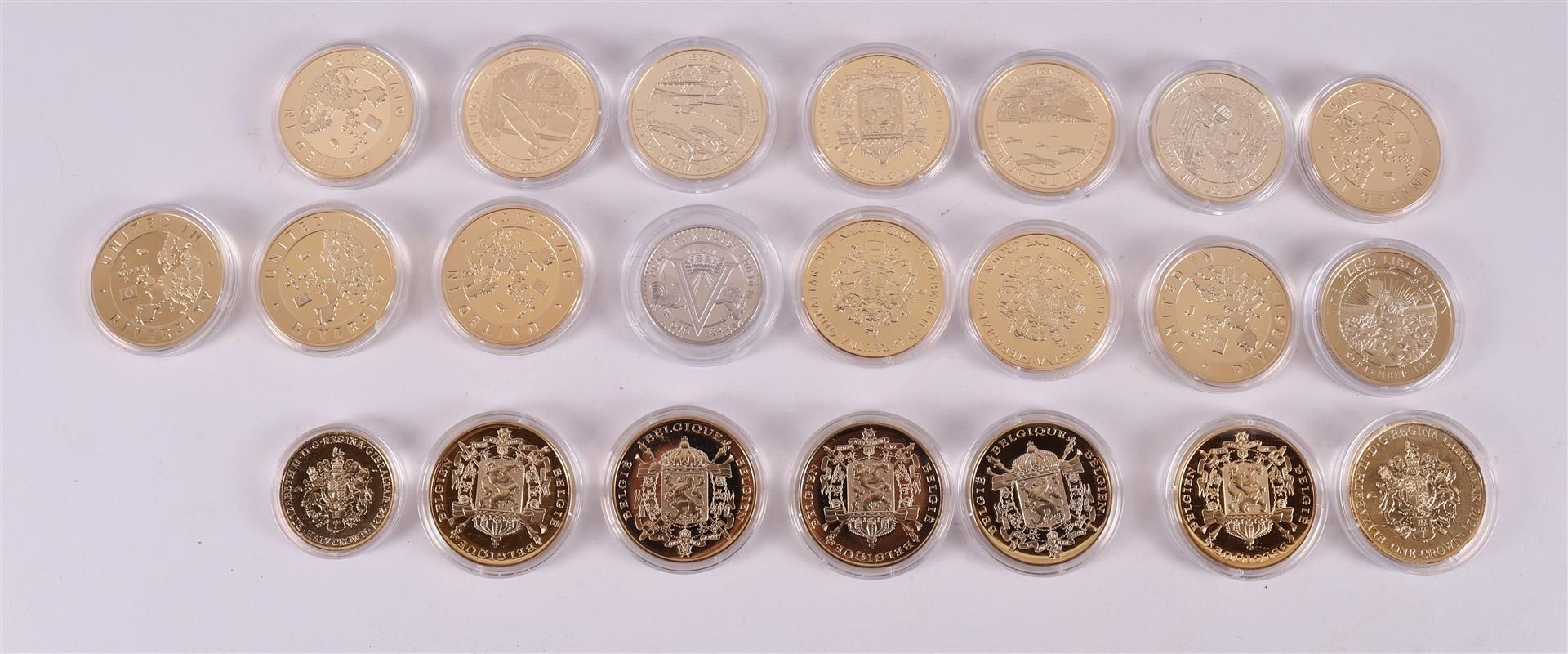 A collection of 50 pieces of various tokens and medals. - Bild 7 aus 11