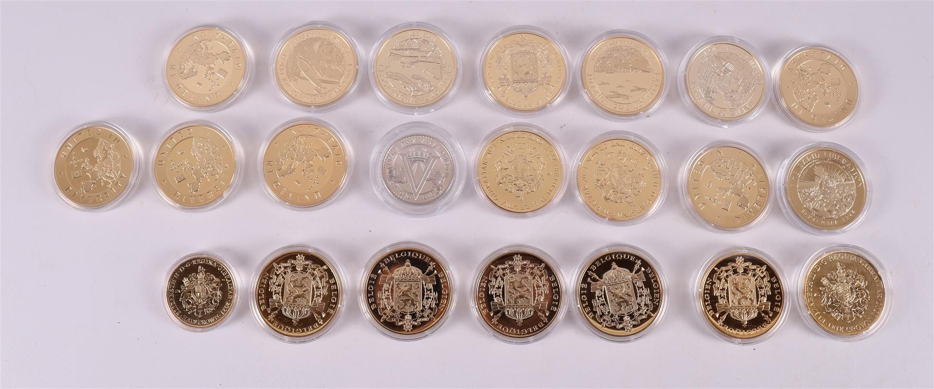 A collection of 50 pieces of various tokens and medals. - Image 7 of 11