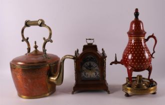 A red lacquered pewter tap jug with gold-coloured mille etoiles decor, 20th cent