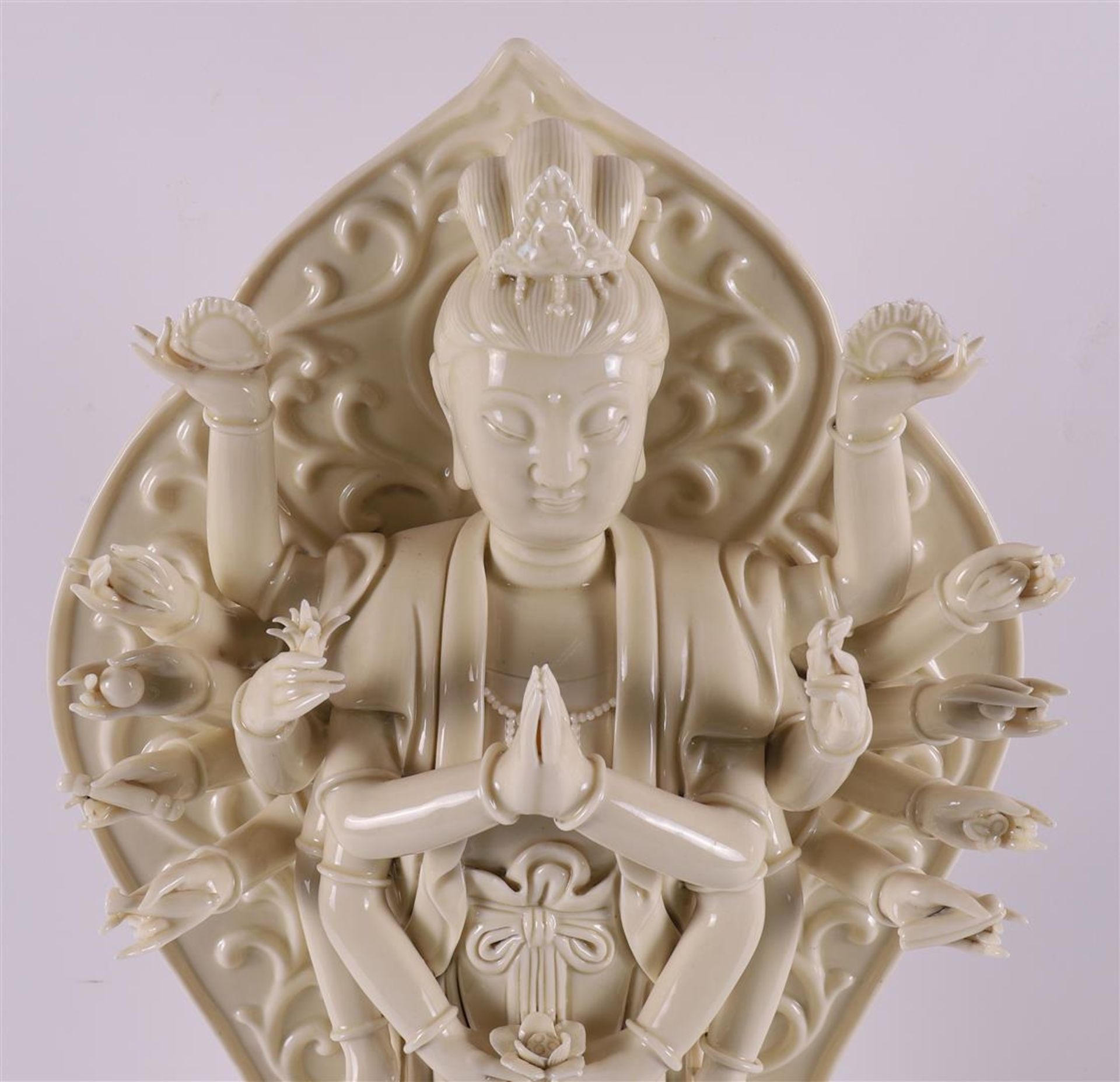 A blank Chinese multi-armed Kwan-yin Maha Gundiop lotus crown, China, 20th centu - Bild 2 aus 7