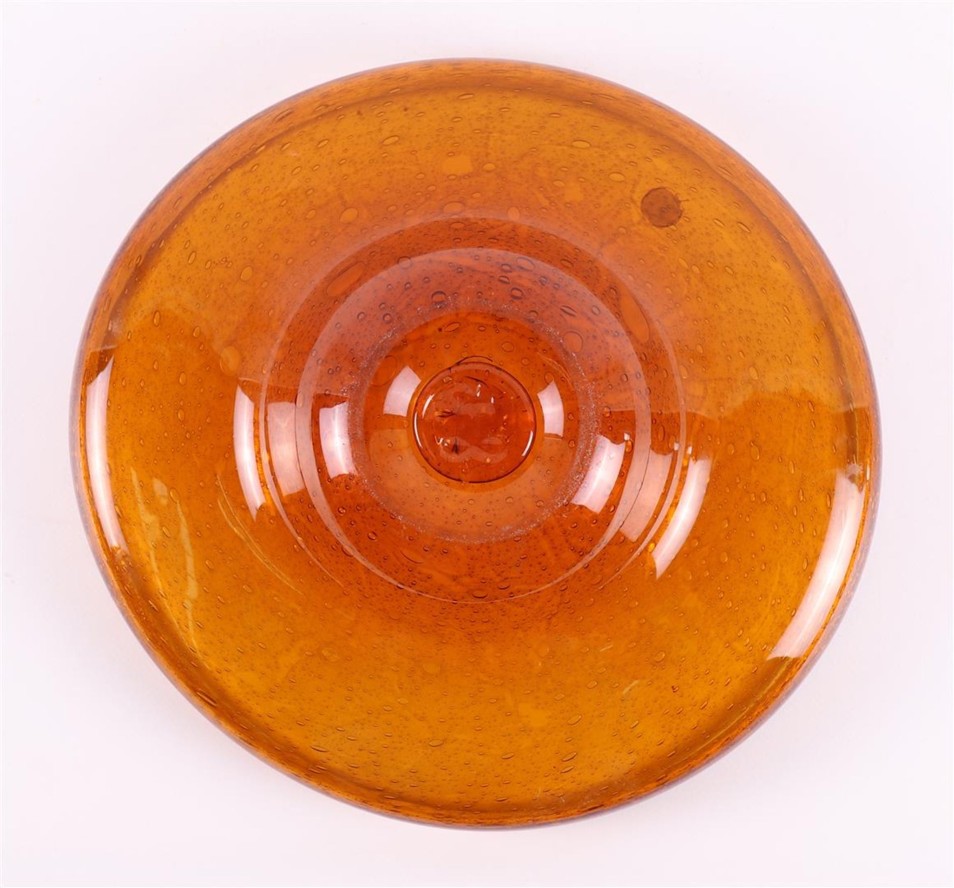 An amber-coloured blown bowl 'Antiqua', design: Max Verboeket. - Image 4 of 5