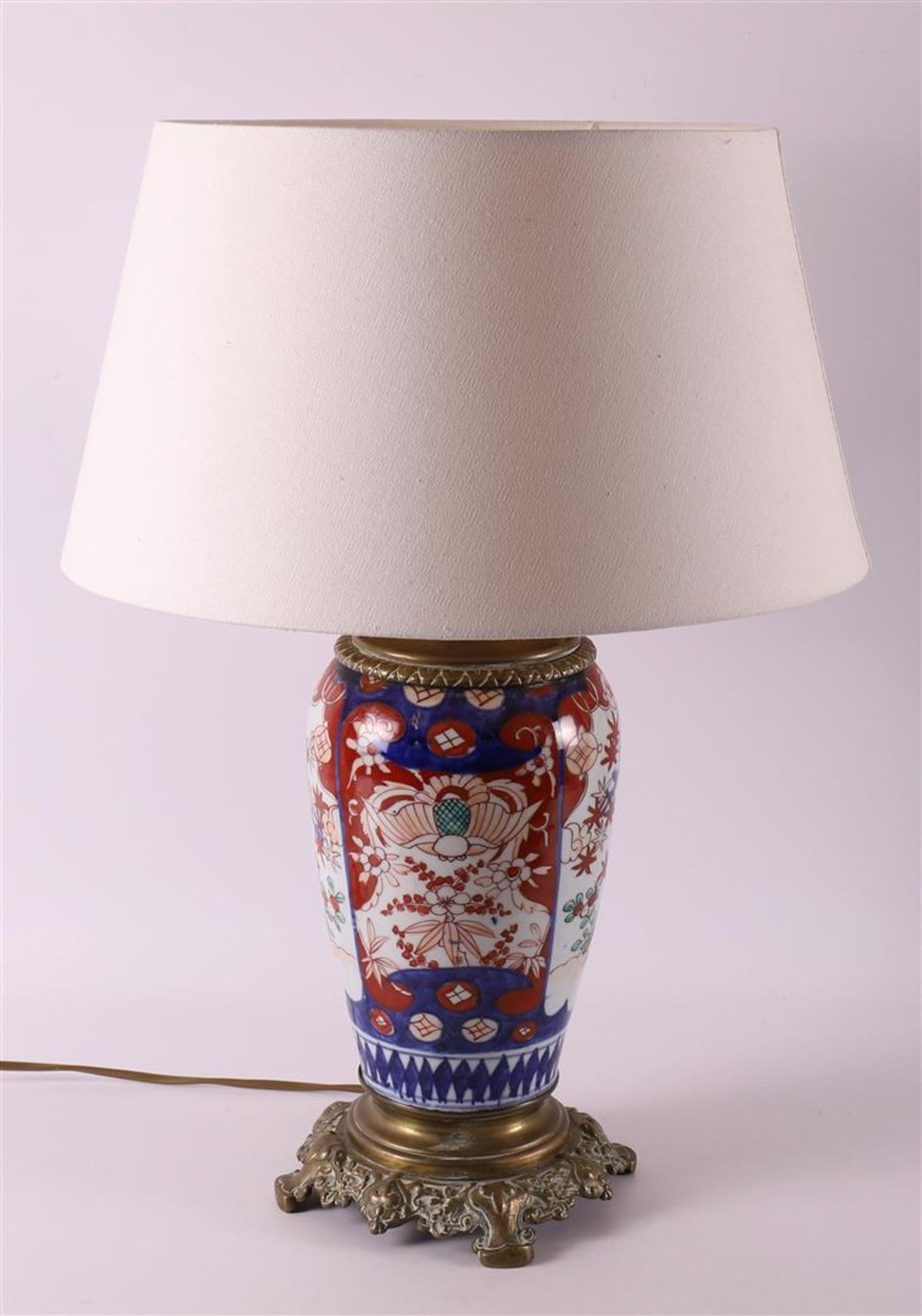 A porcelain Imari lamp base with brass frame, Japan, Meiji, around 1900. - Bild 2 aus 2