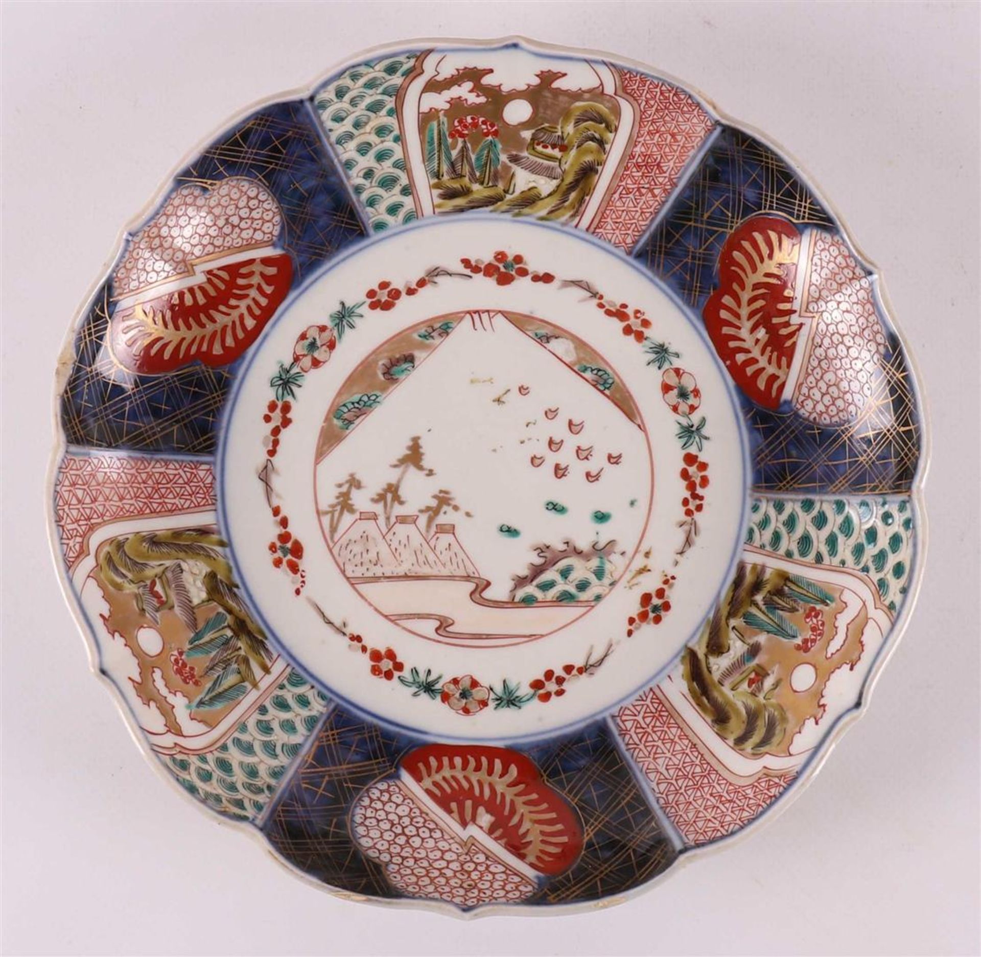 A series of three contoured Imari dishes, Japan, Meiji, late 19th century. - Image 2 of 7