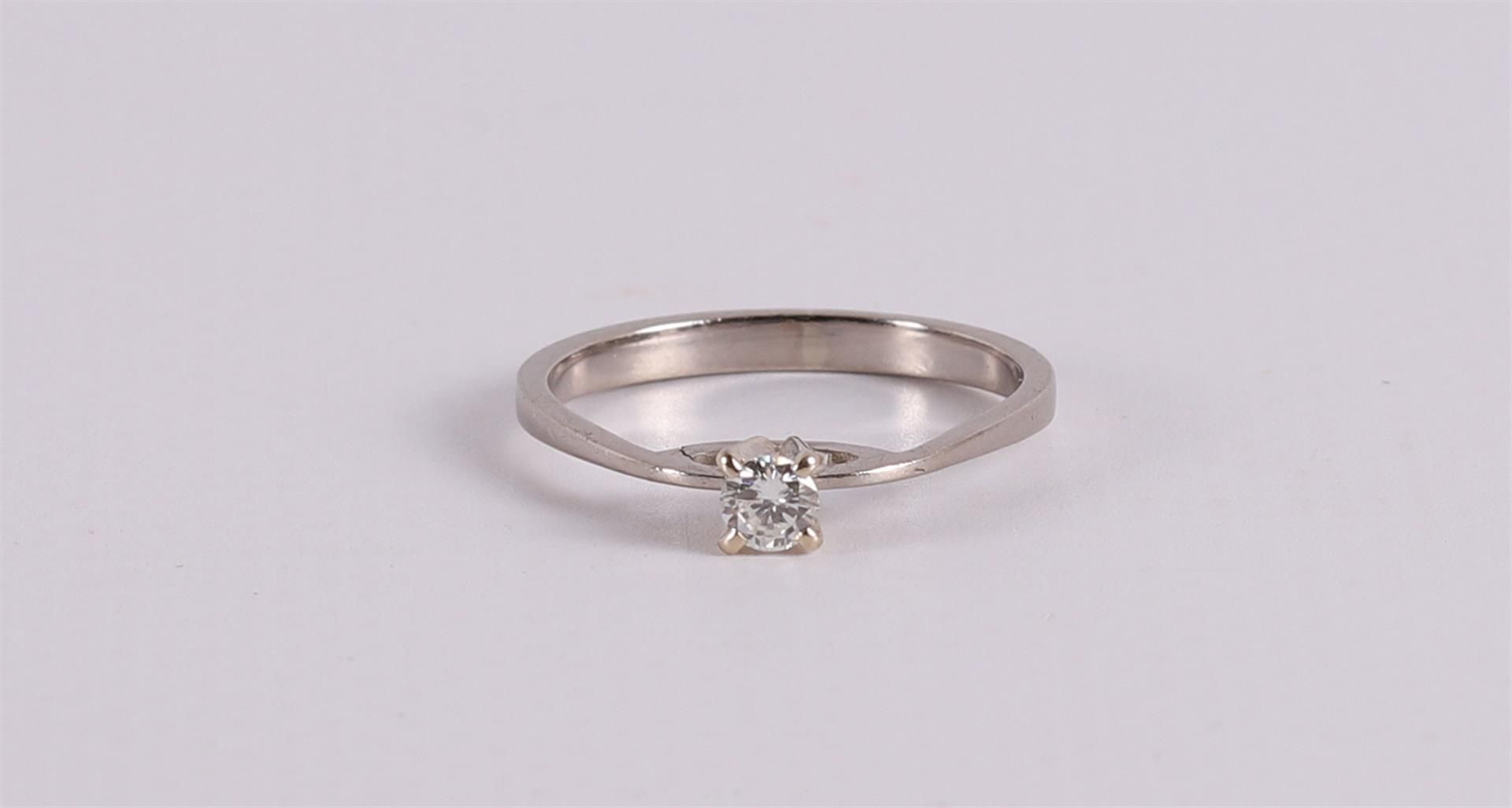 An 18 kt 750/1000 white gold solitaire ring with a brilliant cut diamond.