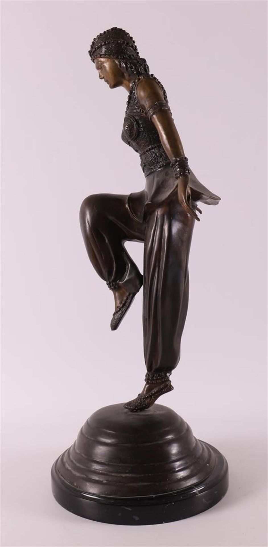 A brown patinated dancer in Art Deco style, 2nd half of the 20th century. - Bild 2 aus 4