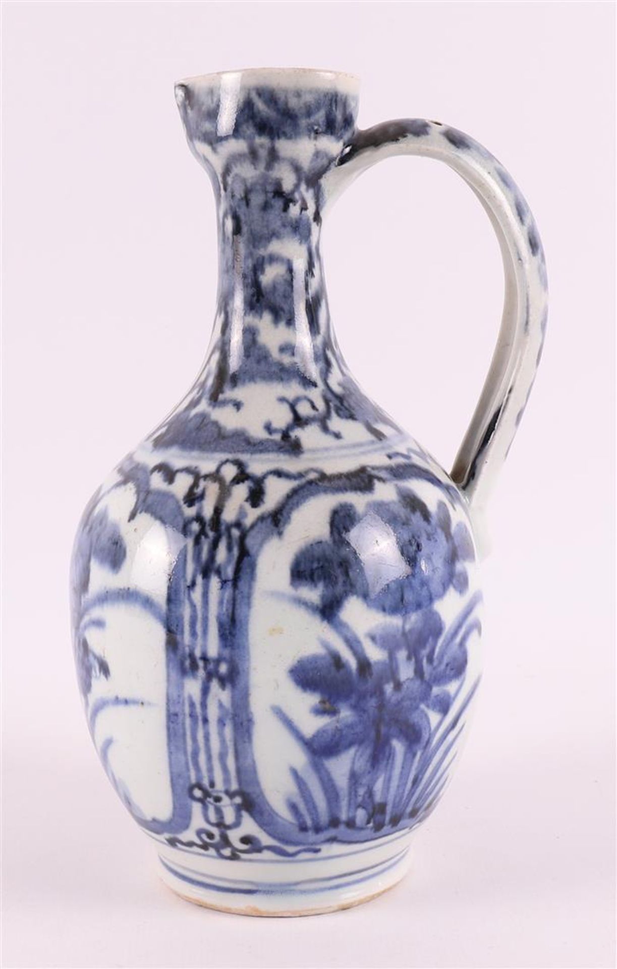 A blue/white porcelain Arita jug, Japan, 18th century.