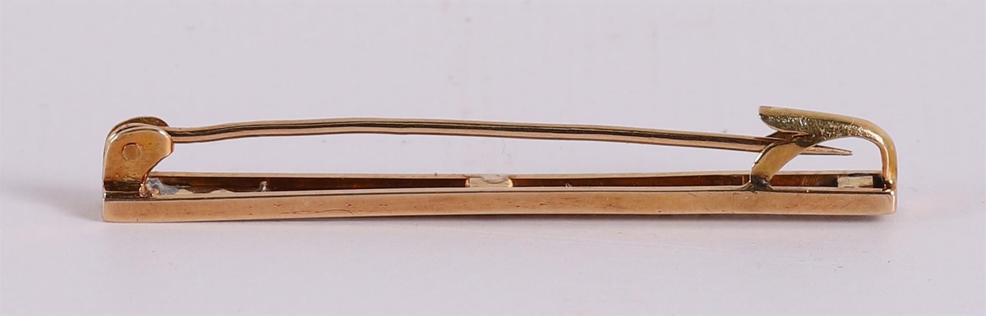 A 14ct 585/1000 gold bar pin with seed pearls. - Bild 2 aus 2
