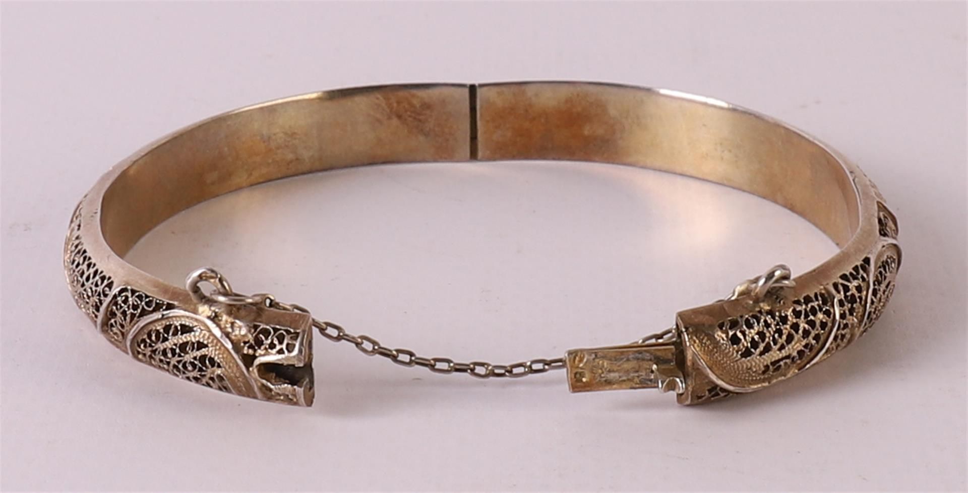 A gold-plated silver stiff bracelet with filigree decor - Bild 2 aus 2