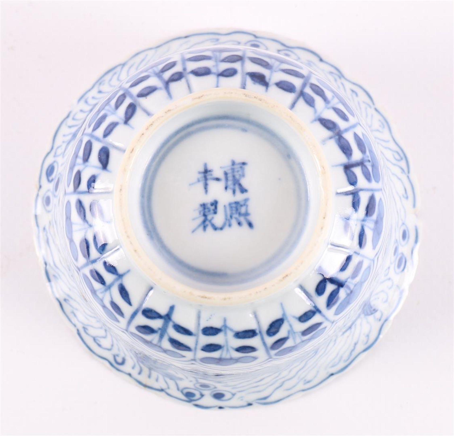 A blue/white porcelain contoured dish, China, Kangxi, around 1700. - Bild 13 aus 15