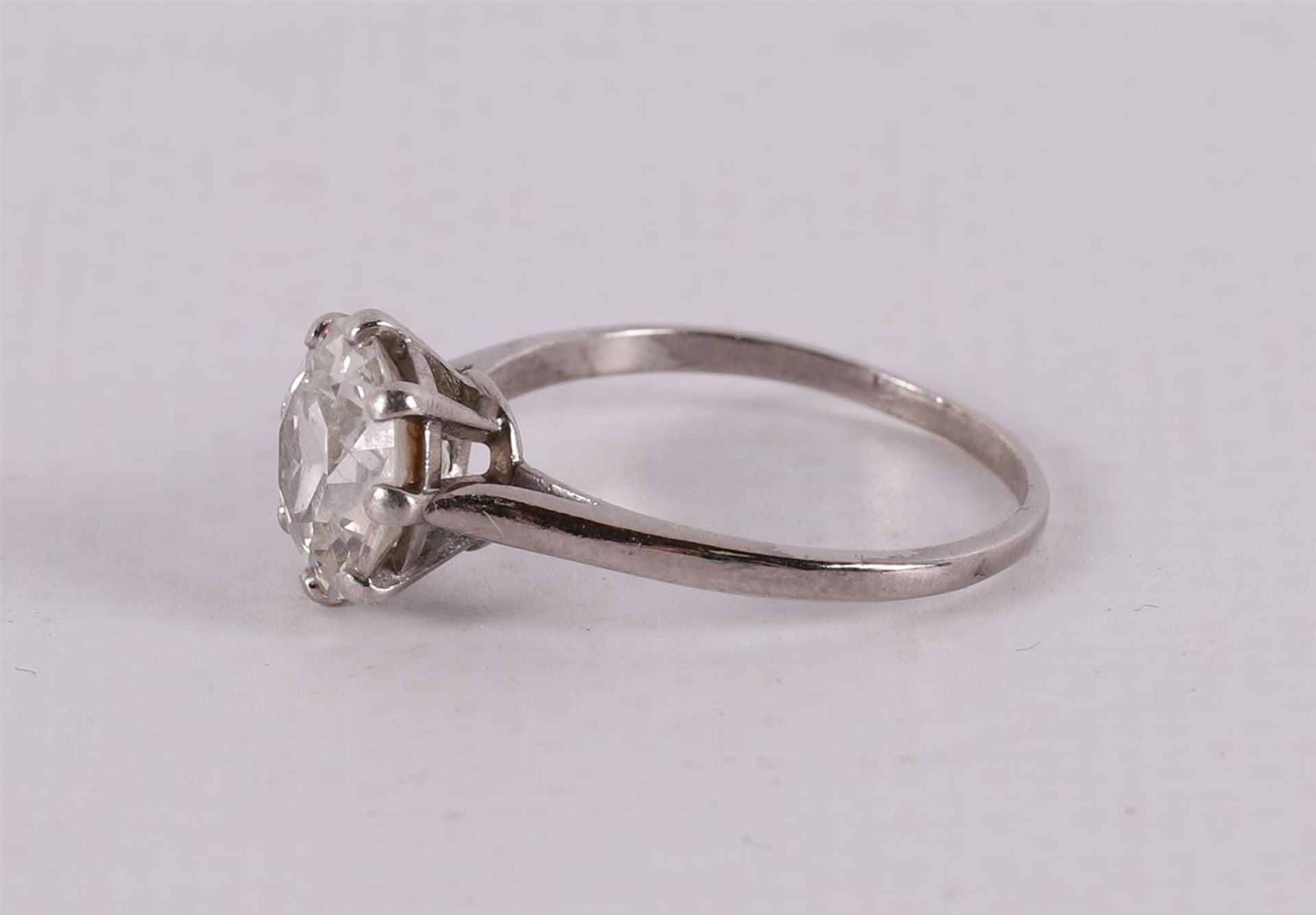 A white gold solitaire ring with brilliant cut diamond of 2.50 crt. - Bild 2 aus 5