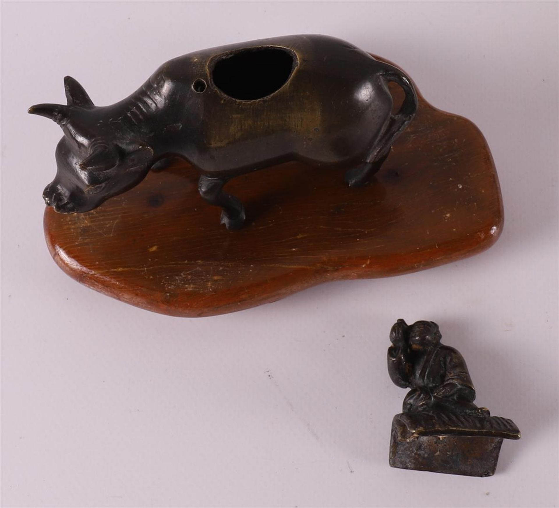 A lot of miscellaneous items, including bronze buffalo and binoculars, 20th cent - Bild 2 aus 3