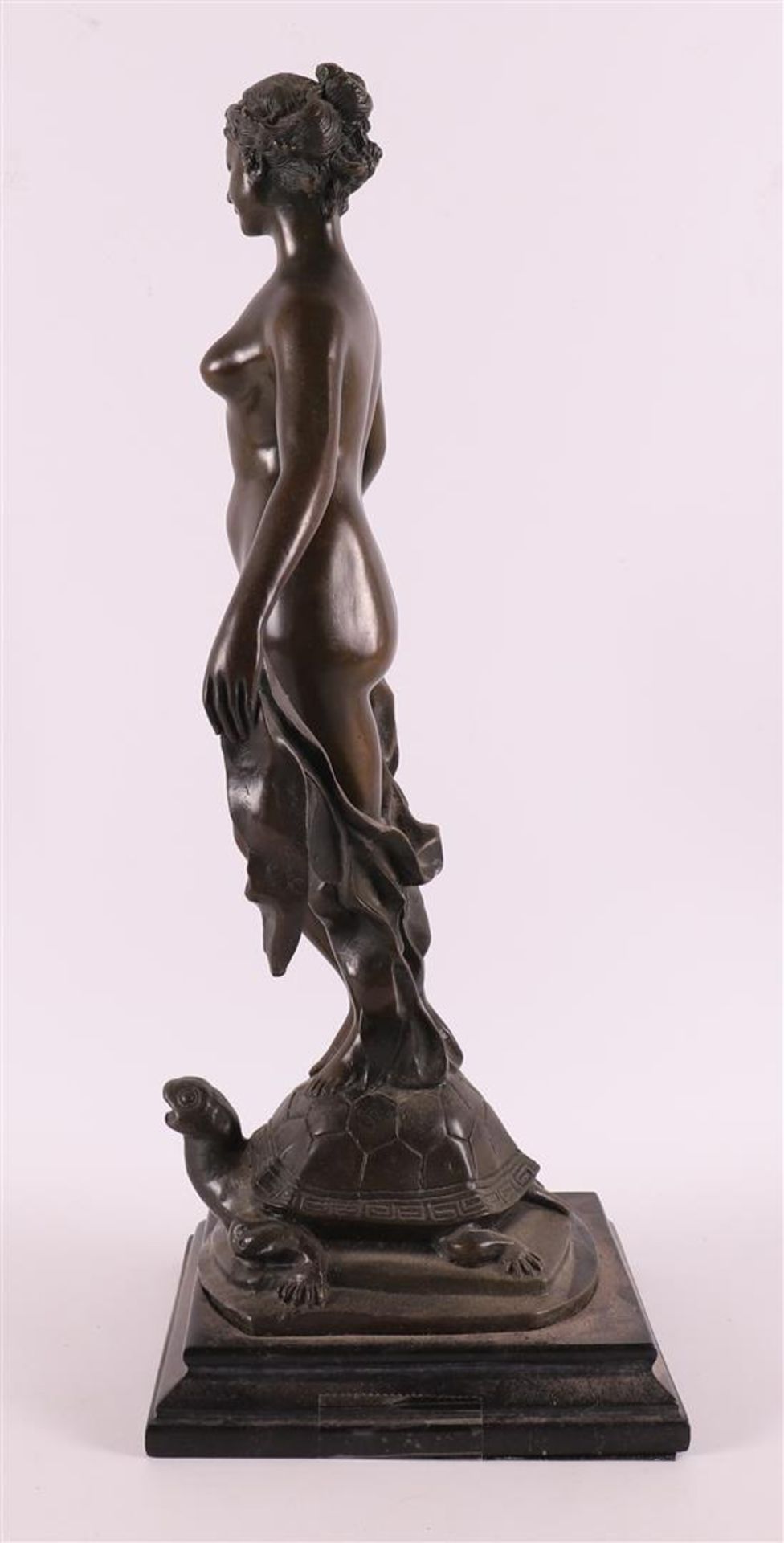 A brown patinated bronze sculpture of a female nude on tortoiseshell, 21st centu - Bild 2 aus 5