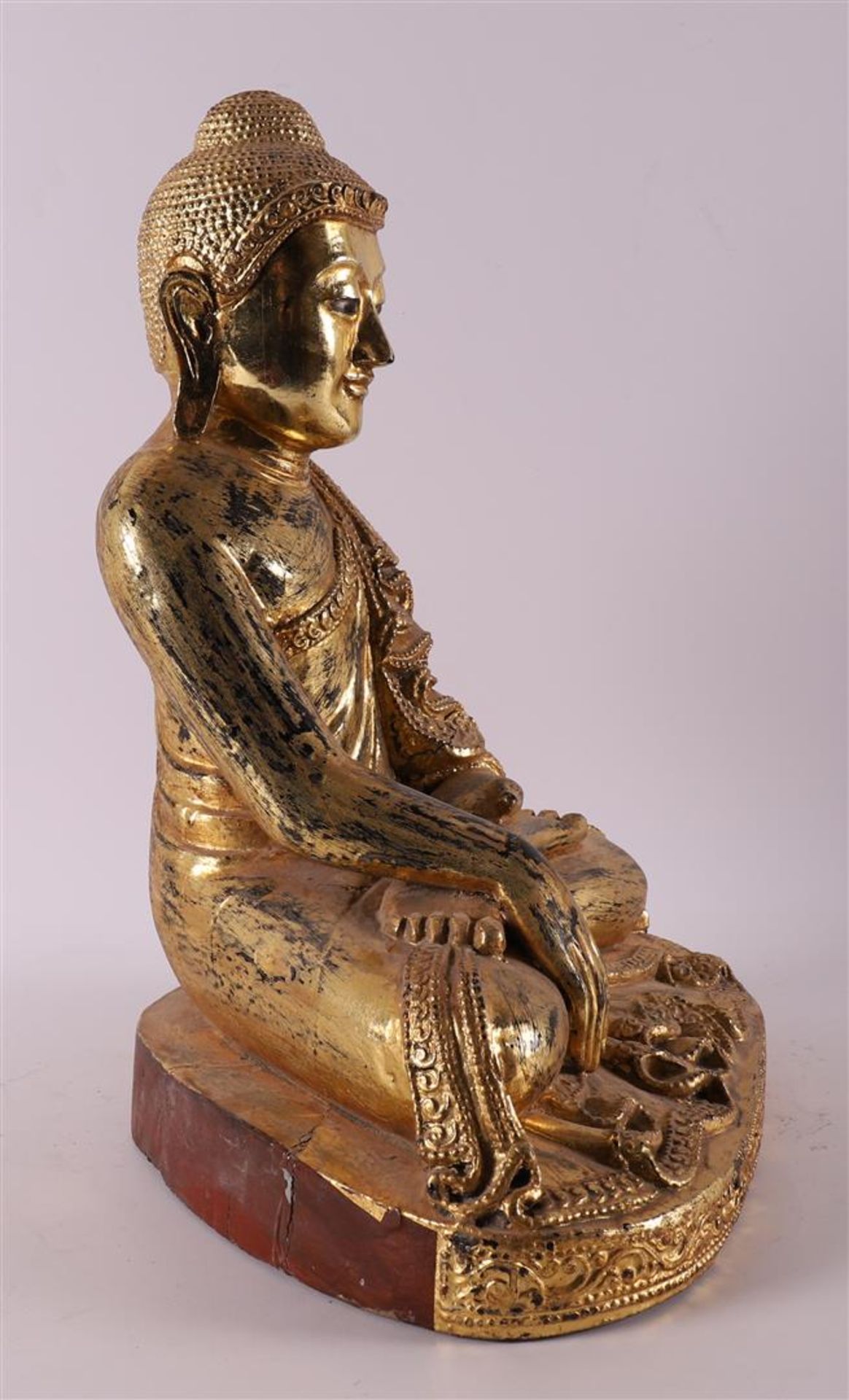 A carved wooden gilded sitting Buddha, Thailand, 20th/21st century. - Bild 3 aus 4