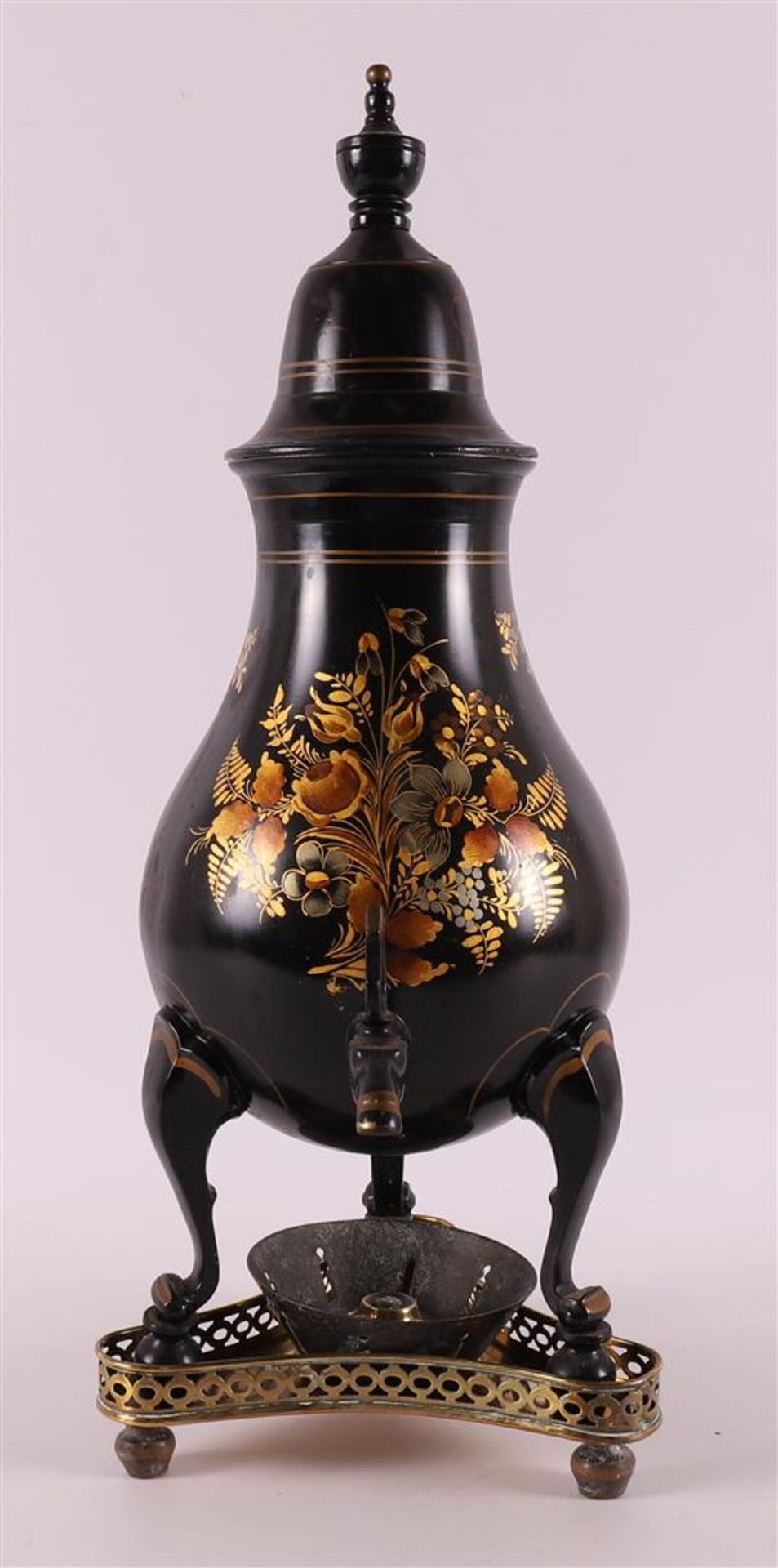 A pear-shaped black lacquered pewter tap jug, second half of the 19th century. - Bild 2 aus 2