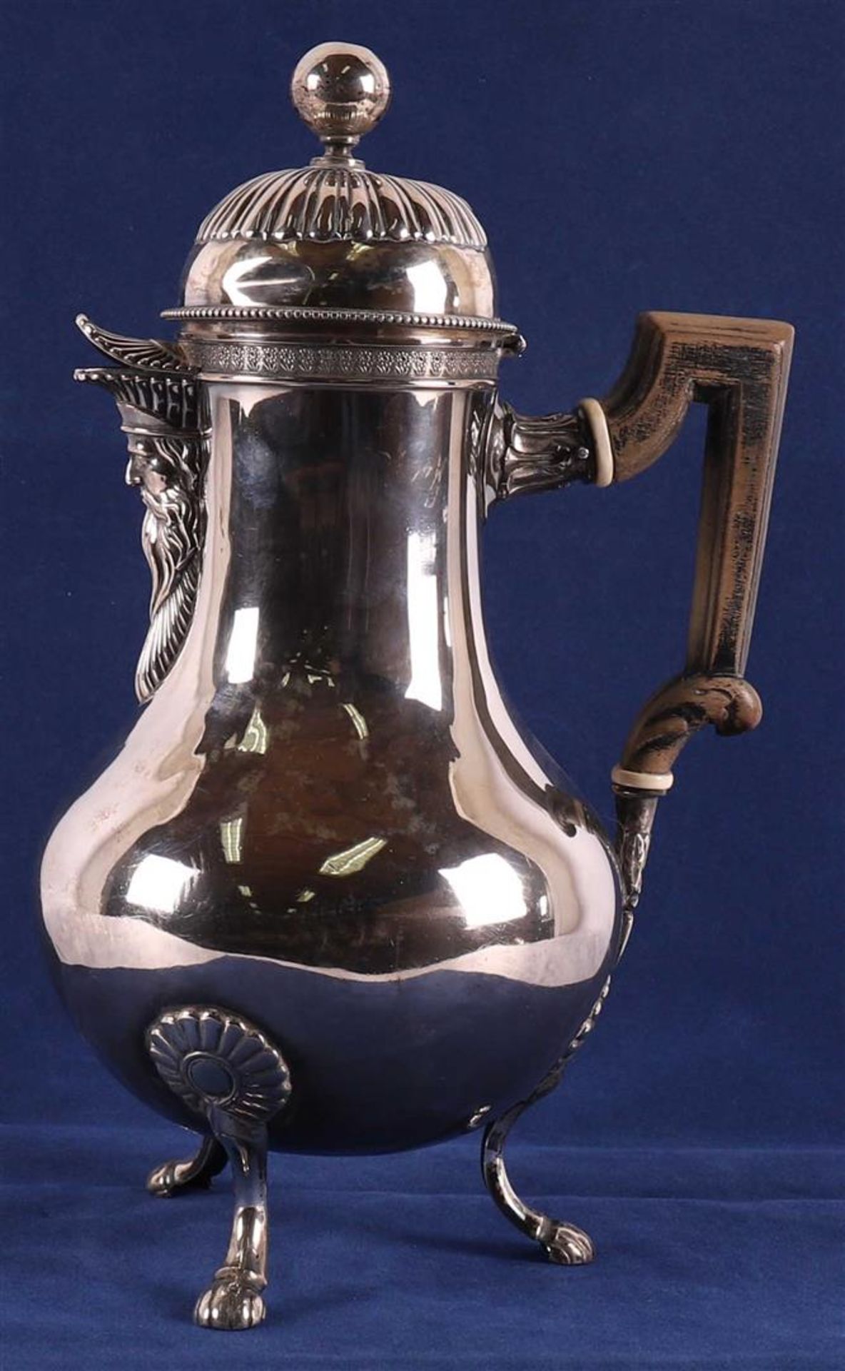 A baluster-shaped silver coffee lid jug, France, 2nd half of the 18th century. - Bild 4 aus 11