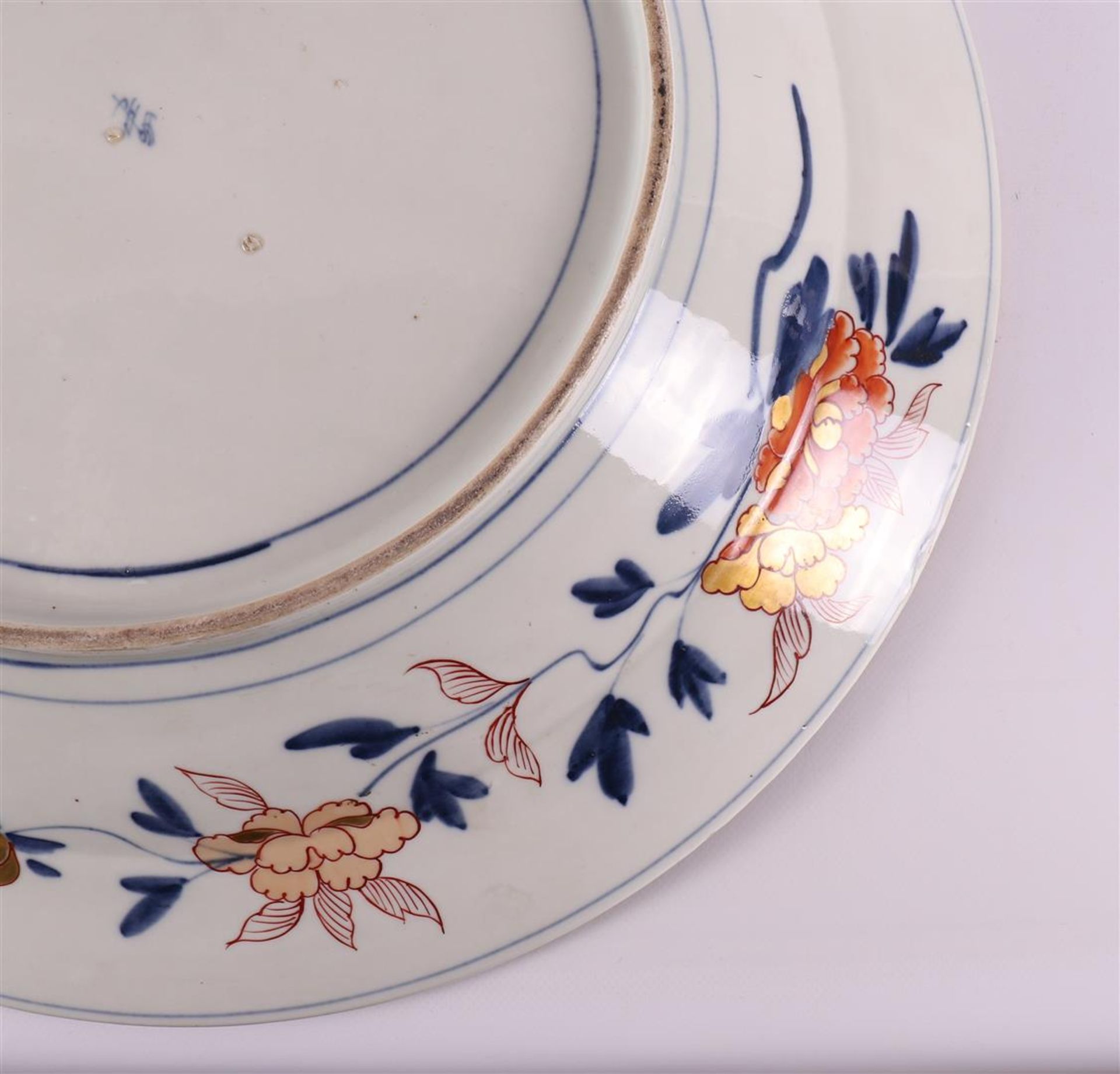 A large porcelain Imari dish, Japan, around 1700. - Bild 10 aus 11