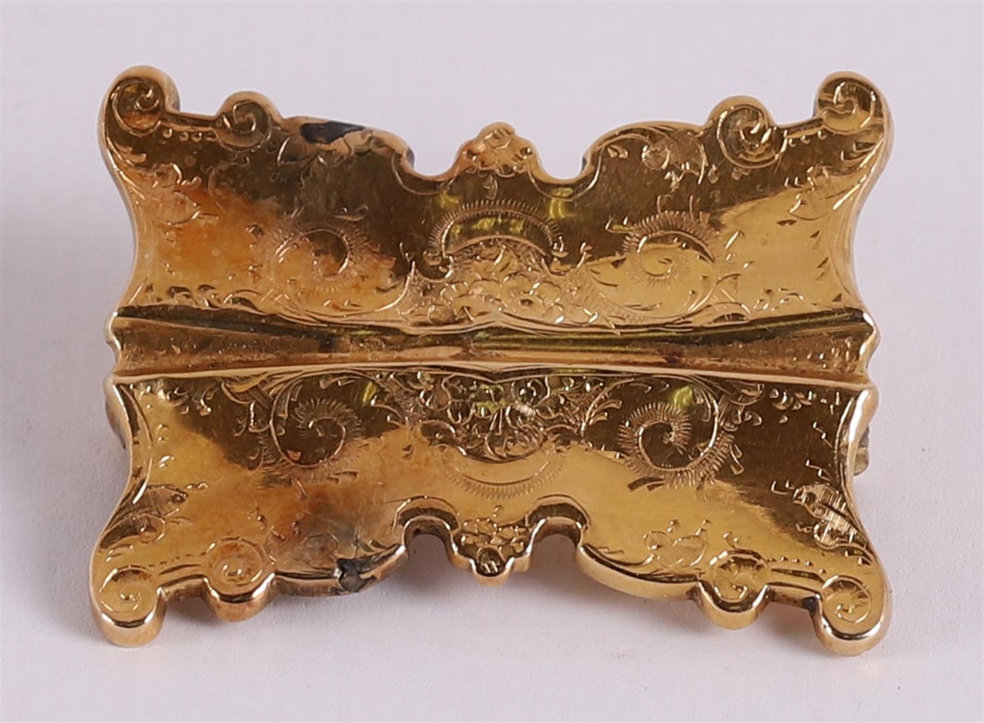 An 18 kt 750/1000 gold brooch on a base pin.