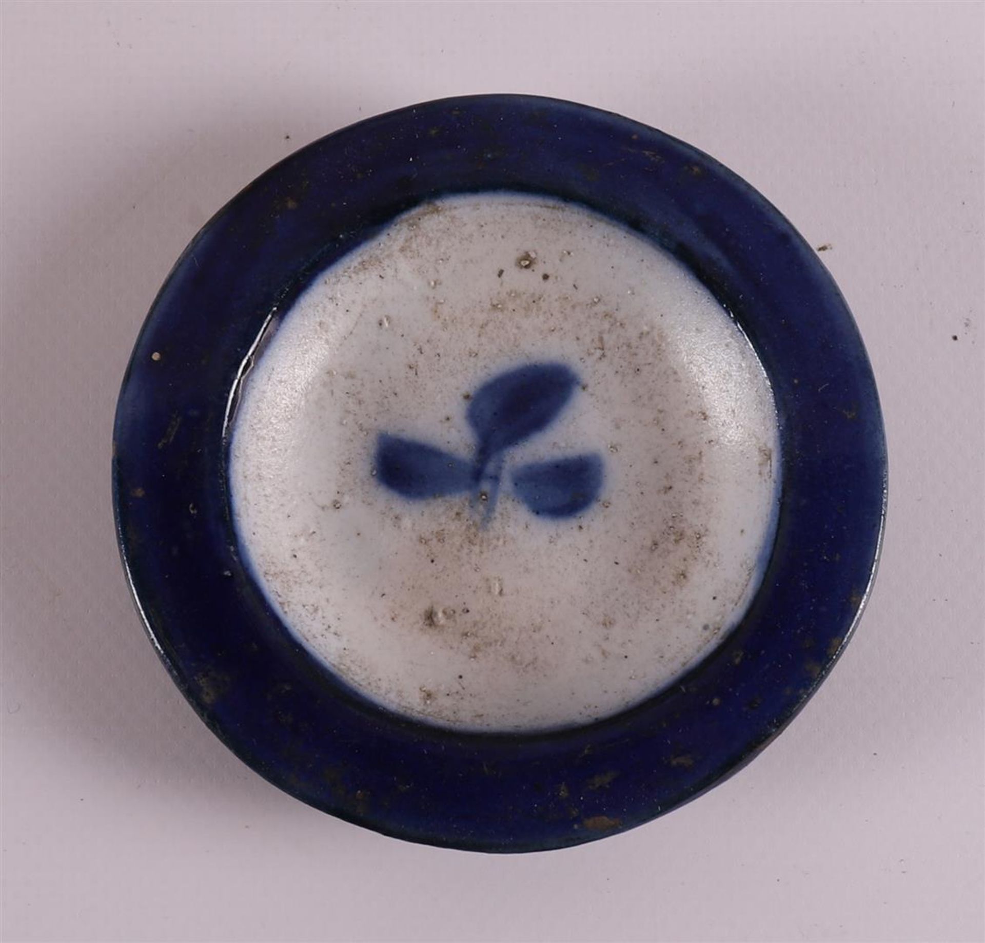A blue/white porcelain teapot in a wicker case, China, around 1900. - Bild 5 aus 7