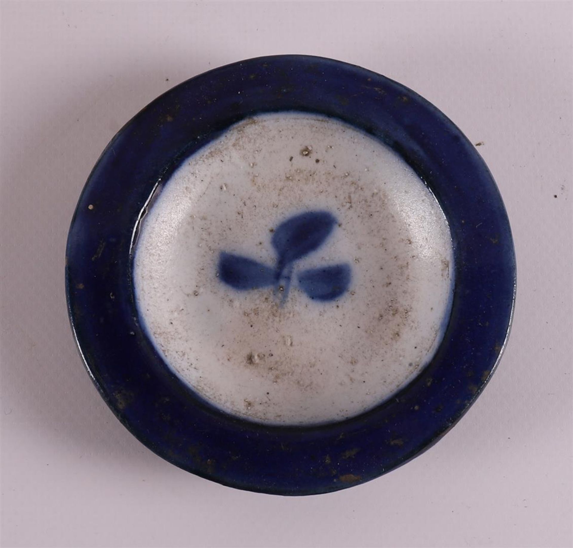 A blue/white porcelain teapot in a wicker case, China, around 1900. - Image 5 of 7