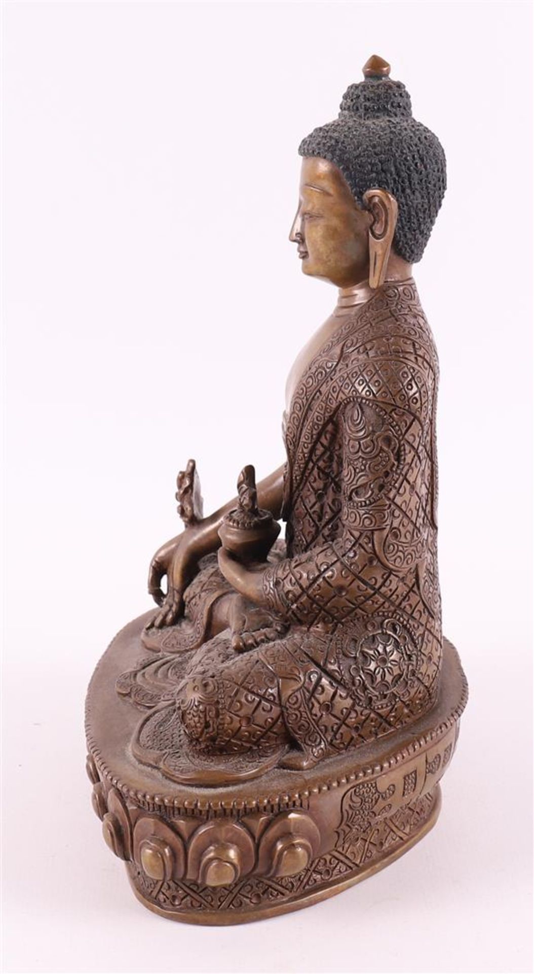 A bronze seated Buddha in lotus position on lotus crown, India, 20th century - Bild 4 aus 4