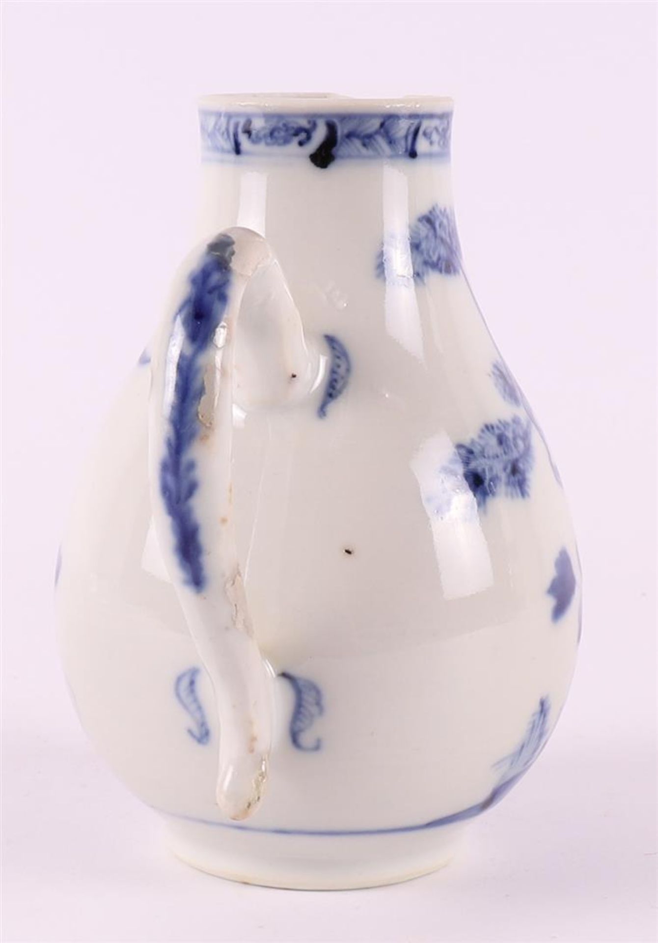 A blue and white porcelain milk jug, China, Qianlong 18th century. - Bild 3 aus 6