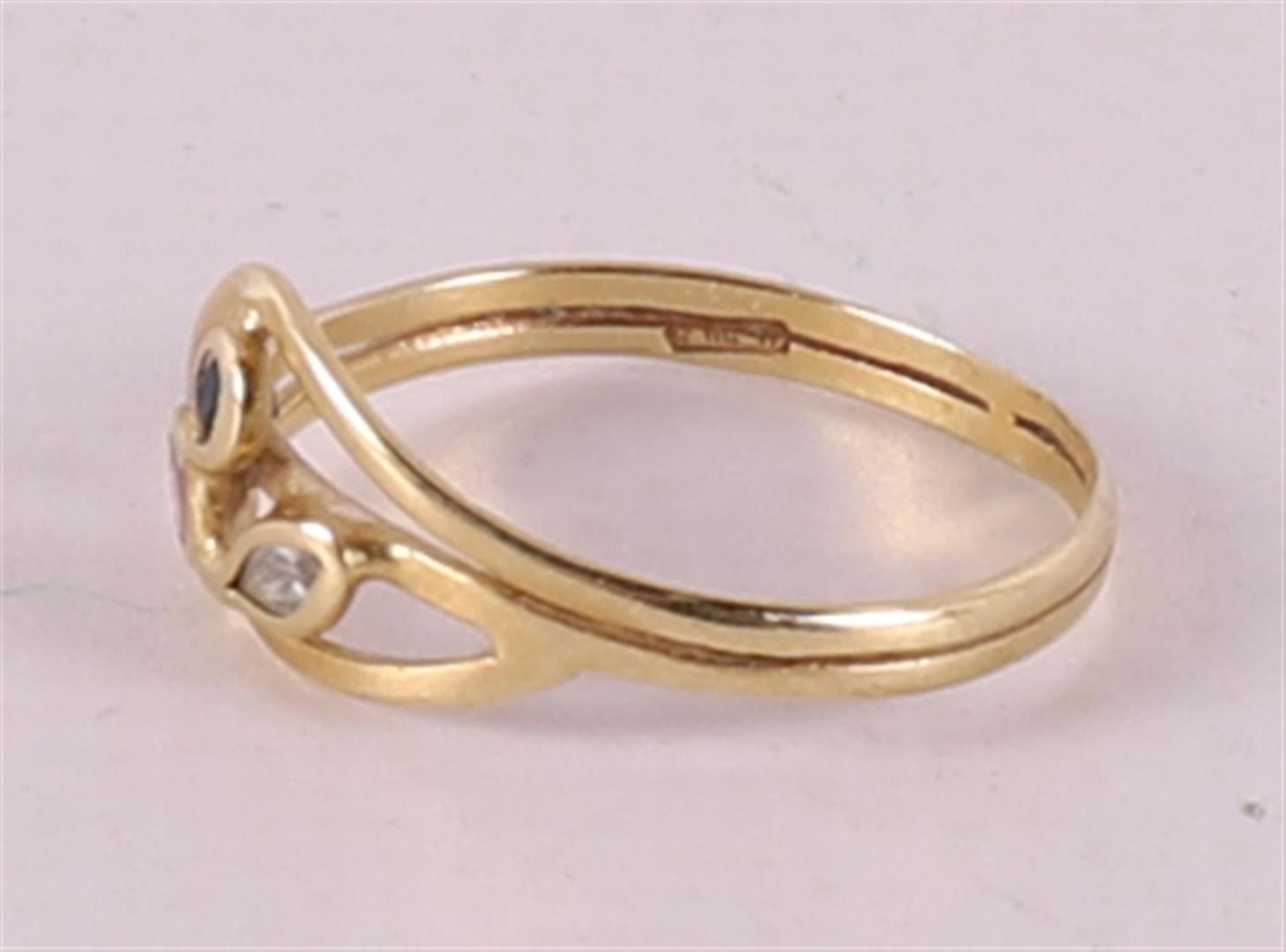 An 18 kt yellow gold women's ring, set with three colored stones. - Image 2 of 2