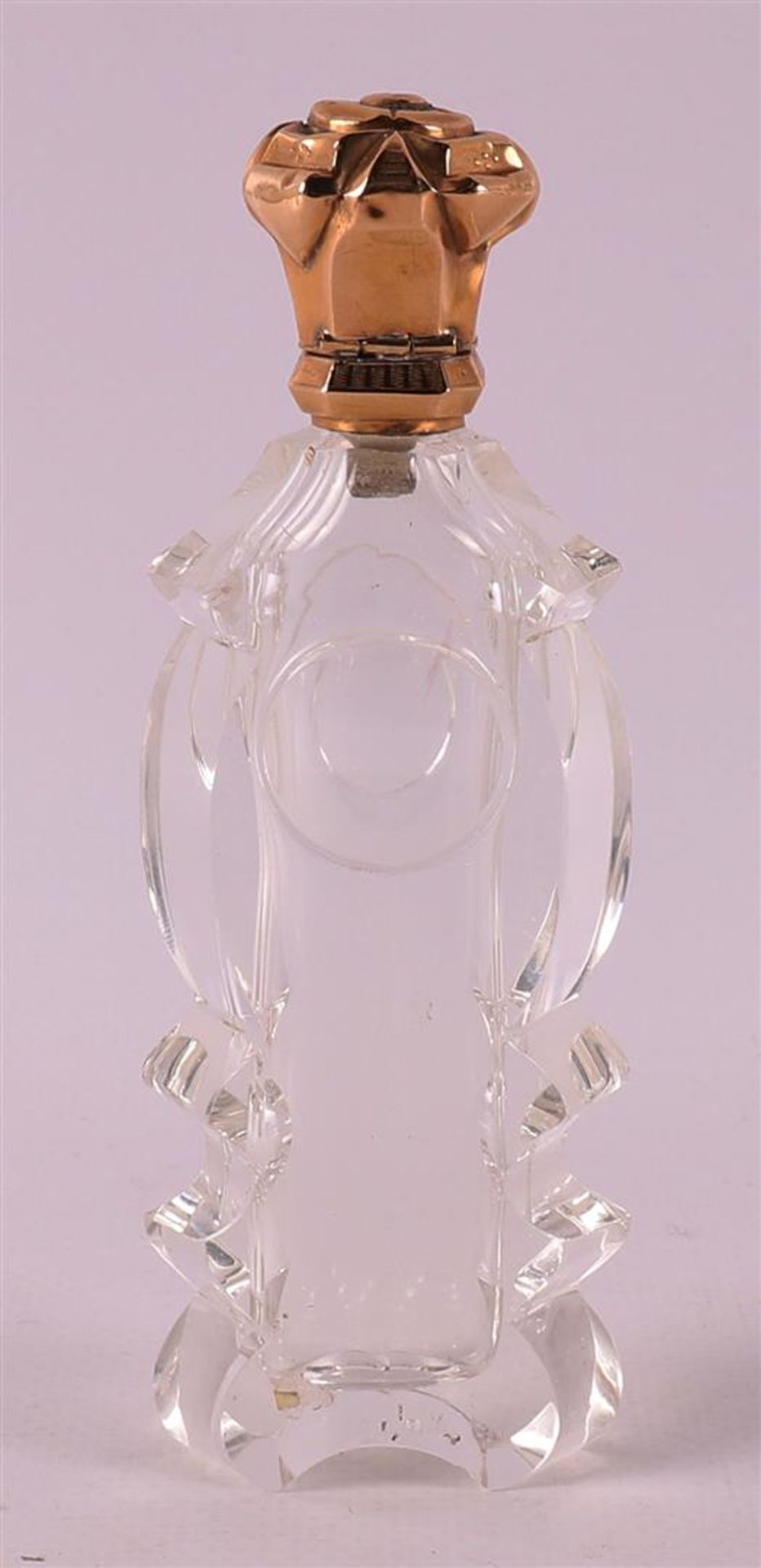 A clear crystal odor flask with gold lid and frame, 19th century. - Bild 2 aus 3